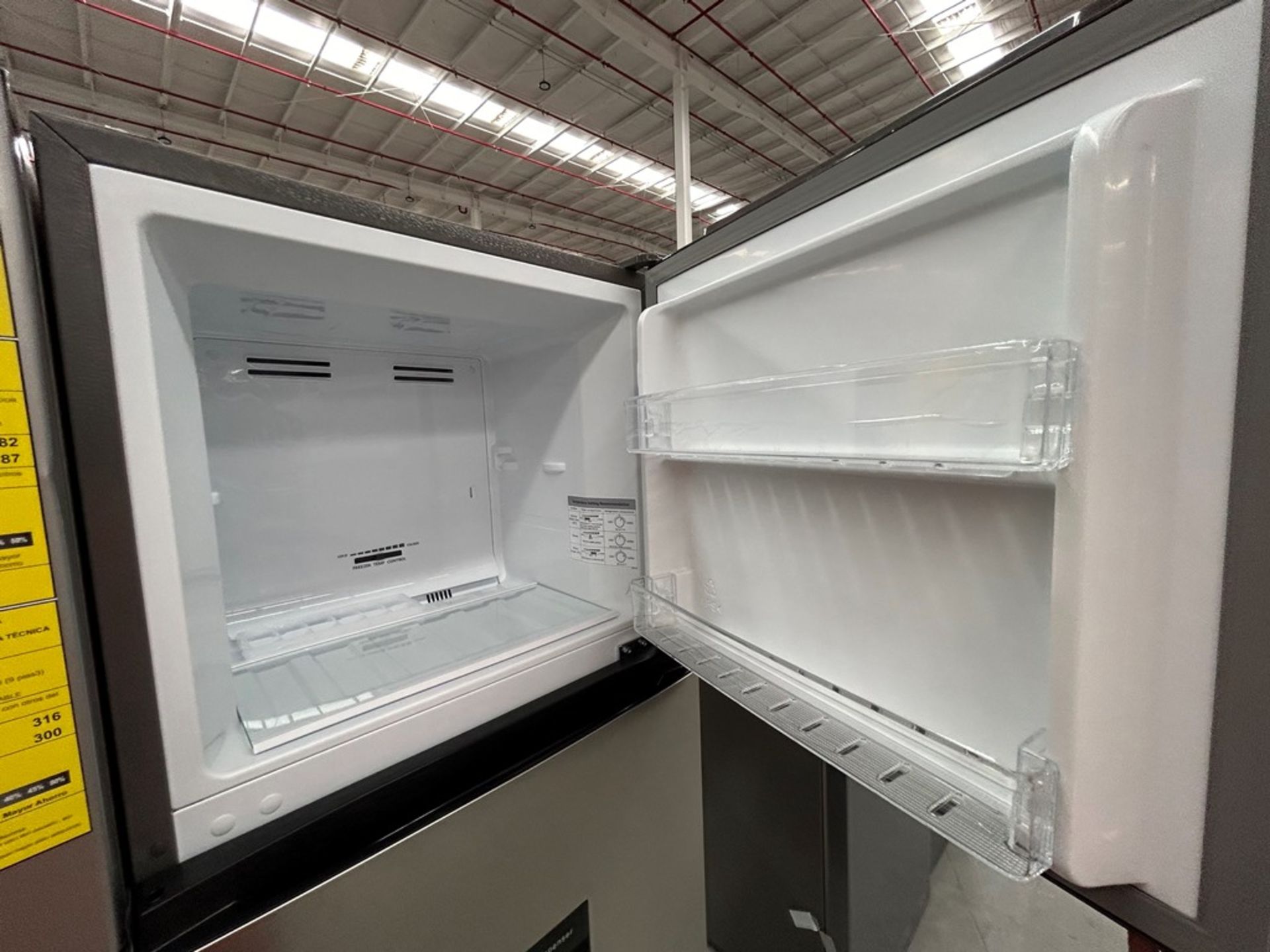 2 refrigeradores contiene: 1 refrigerador con dispensador de agua Marca WHIRPOOL, Modelo WT32209D, - Image 7 of 8