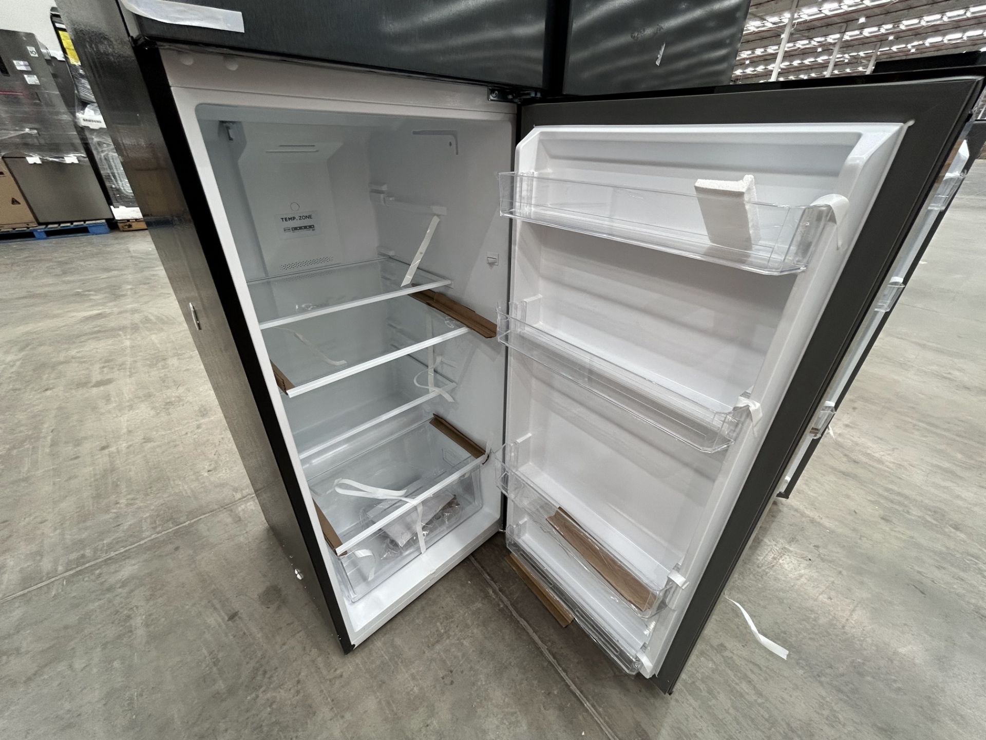 2 refrigeradores contiene: 1 refrigerador Marca ATVIO, Modelo AT94TMS, Color NEGRO; 1 refrigerador - Image 6 of 9