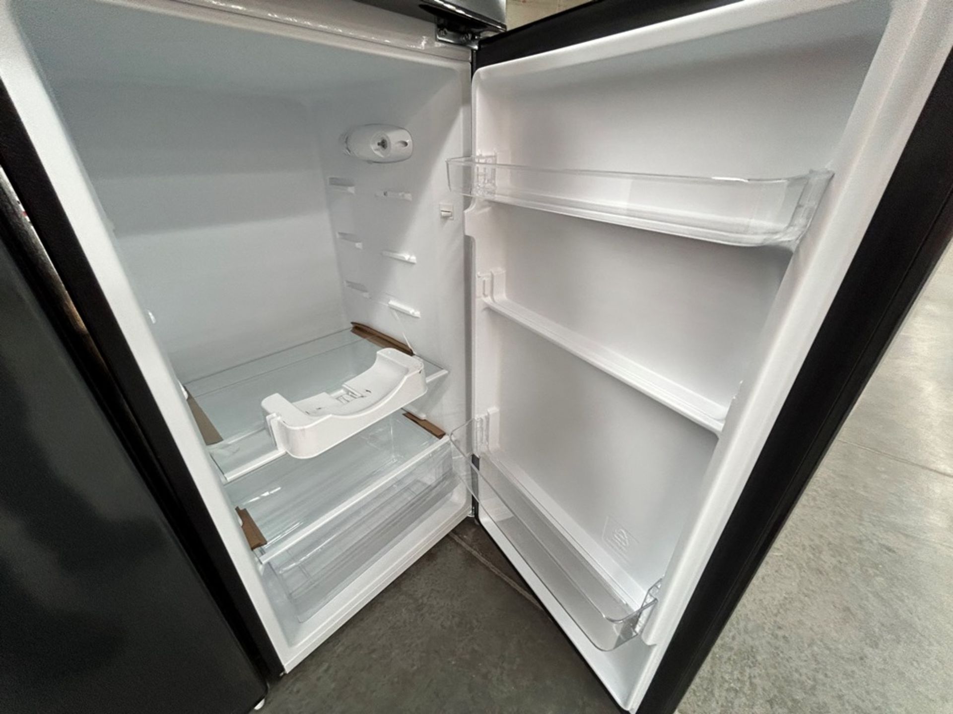 2 refrigeradores contiene: 1 refrigerador Marca ATVIO, Modelo AT73TMS, Color NEGRO; 1 refrigerador - Image 7 of 8