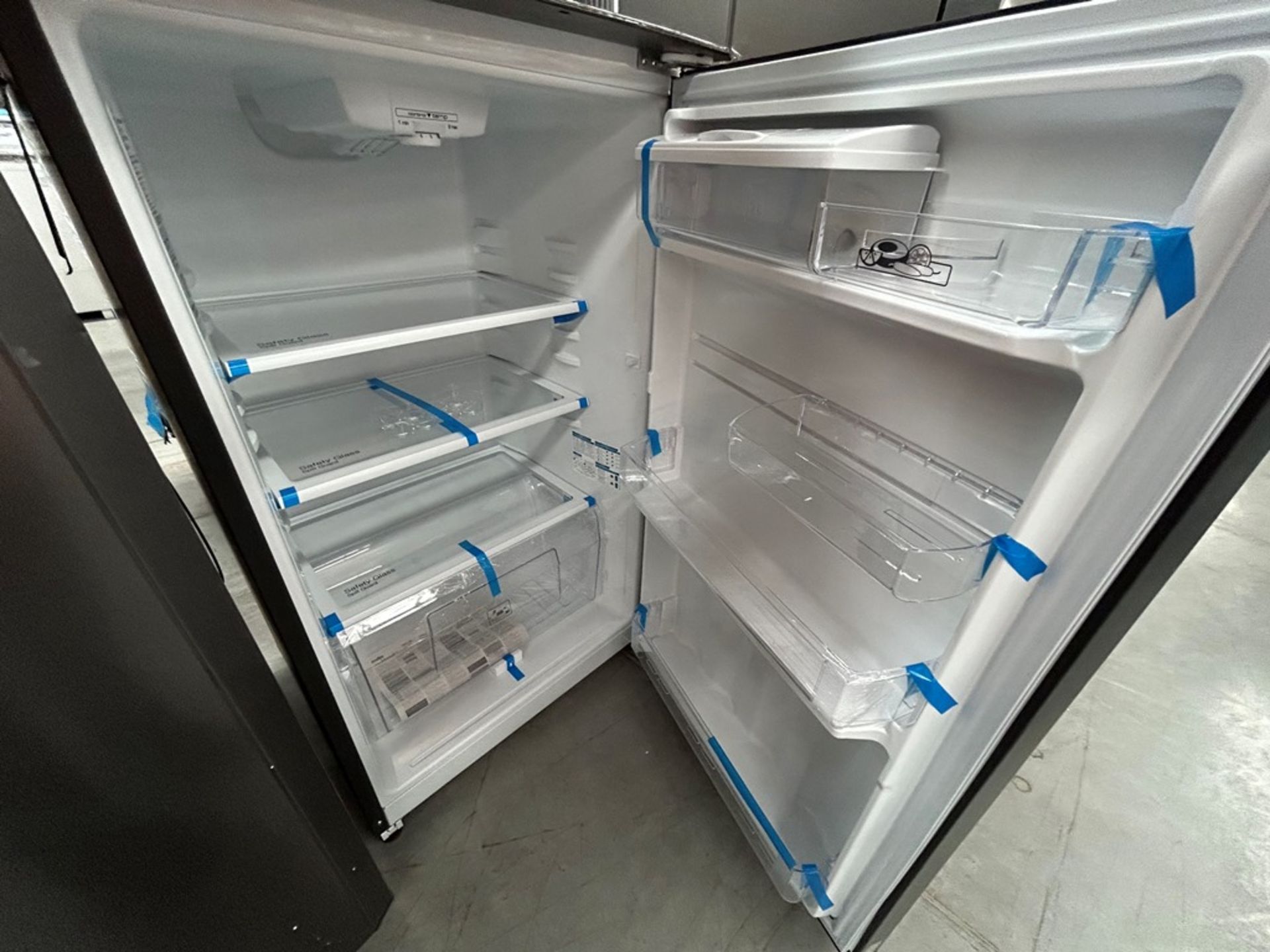 2 refrigeradores contiene: 1 refrigerador con dispensador de agua Marca MABE, Modelo RME360FDMRD, S - Image 7 of 8