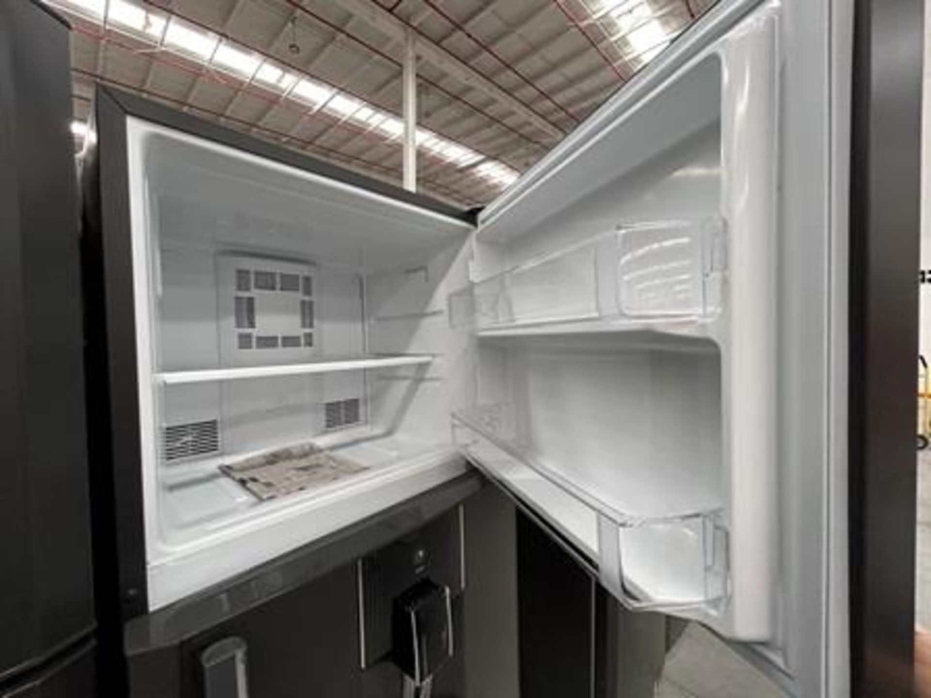 2 refrigeradores contiene: 1 refrigerador con dispensador de agua Marca MABE, Modelo RME360FDMRD, S - Image 6 of 7