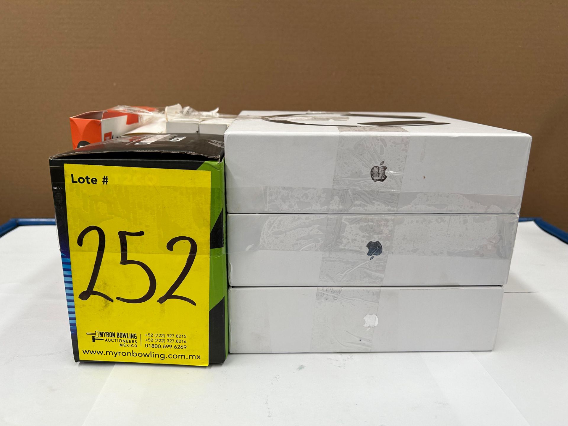 Lote de 10 piezas contiene: 3 audífonos de diadema genéricos ("airpods max"); 4 cargadores BUYITTI; - Image 3 of 20