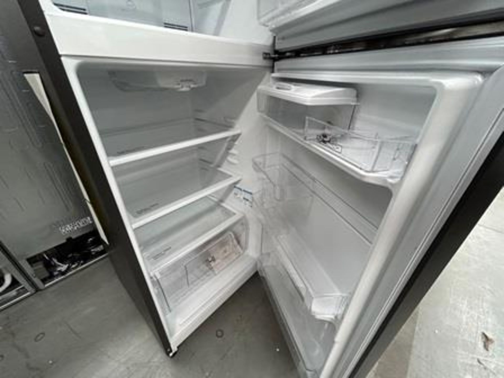 2 refrigeradores contiene: 1 refrigerador con dispensador de agua Marca MABE, Modelo RME360FDMRD, S - Image 5 of 7