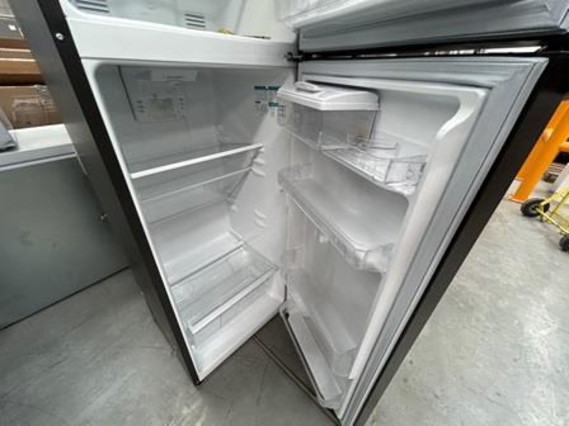 2 refrigeradores contiene: 1 refrigerador con dispensador de agua Marca MABE, Modelo RMA300FJMRD, S - Image 5 of 8