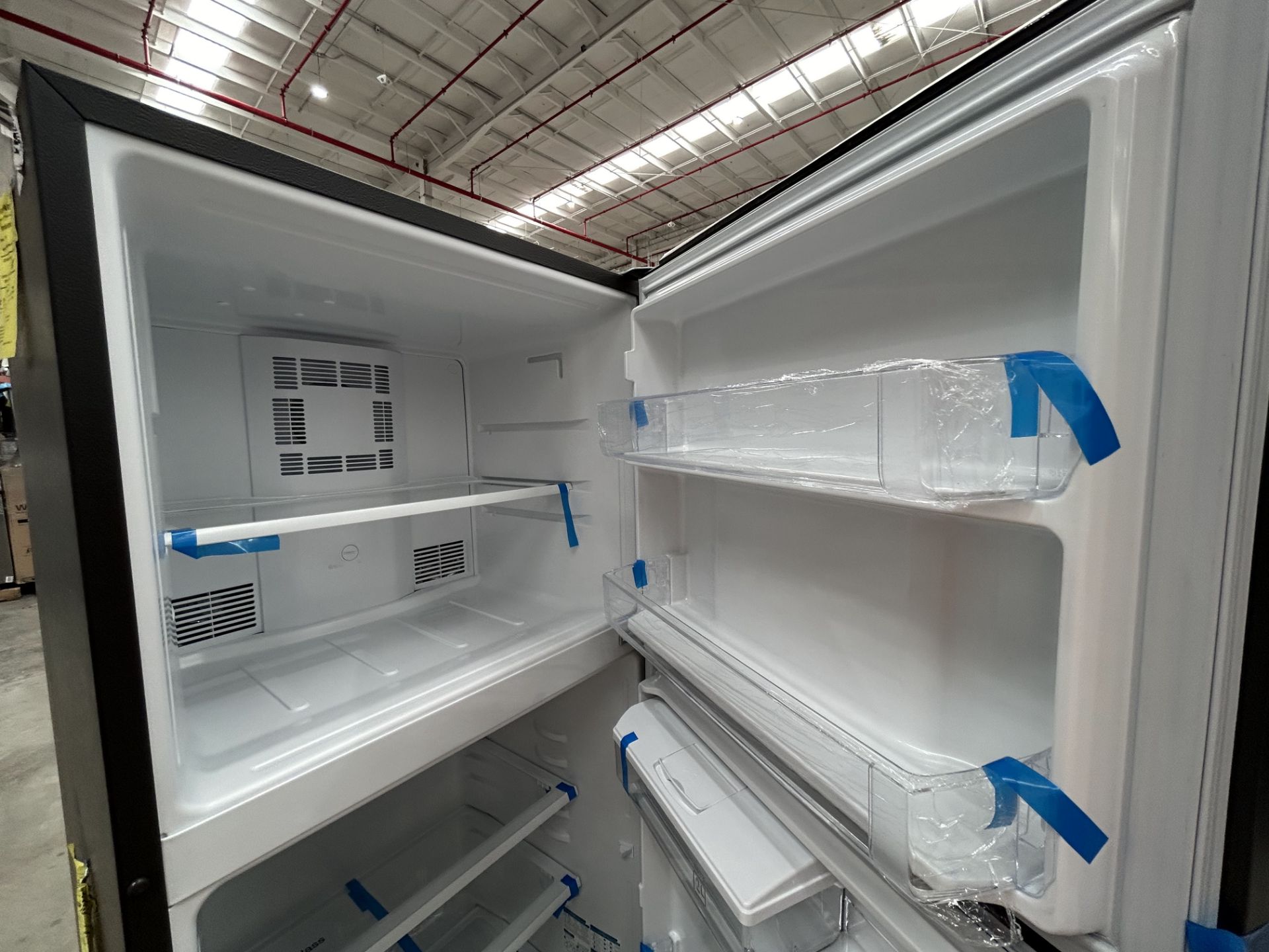 2 refrigeradores contiene: 1 refrigerador con dispensador de agua Marca MABE, Modelo RME360FDMRD, S - Image 4 of 11