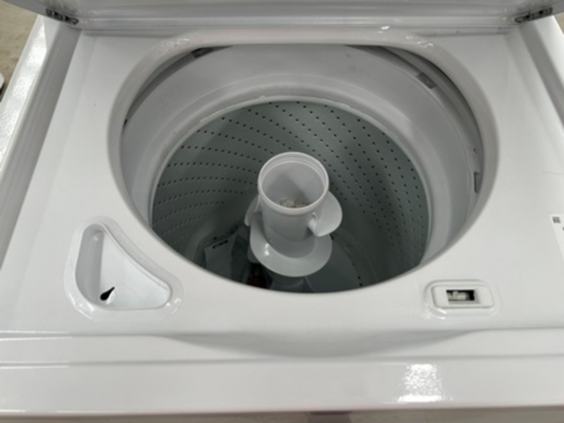 1 centro de lavado Marca WHIRPOOL, Modelo 7MWGT4027HW2, Serie 07640, Color Blanco (Equipo de devolu - Image 5 of 6