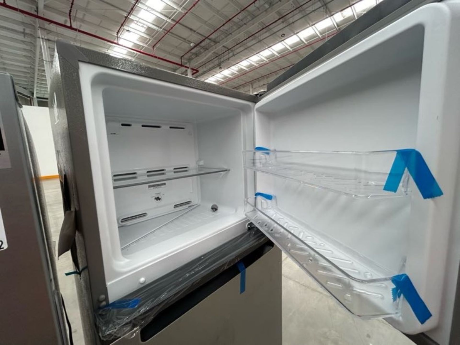 2 refrigeradores contiene: 1 refrigerador Marca WHIRPOOL, Modelo WT1130, Color GRIS; 1 refrigerador - Image 4 of 8