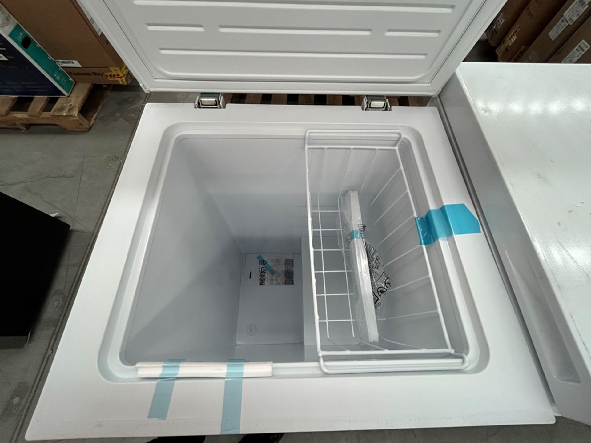 2 congeladores contiene: 1 congelador Marca HISENSE, Modelo FC70D6BWX, Color BLANCO; 1 congelador M - Image 4 of 6
