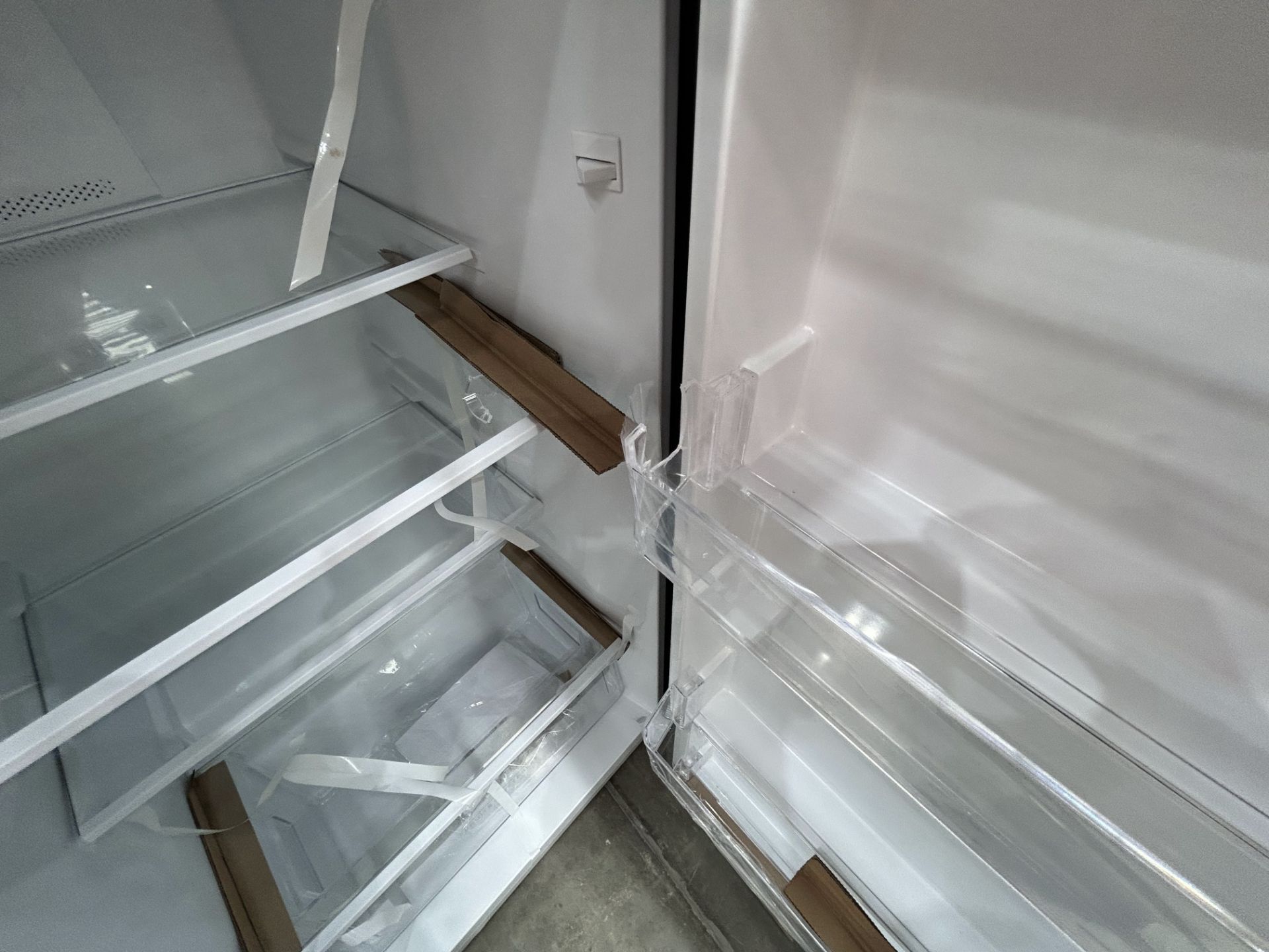 2 refrigeradores contiene: 1 refrigerador Marca ATVIO, Modelo AT94TMS, Color NEGRO; 1 refrigerador - Image 7 of 9