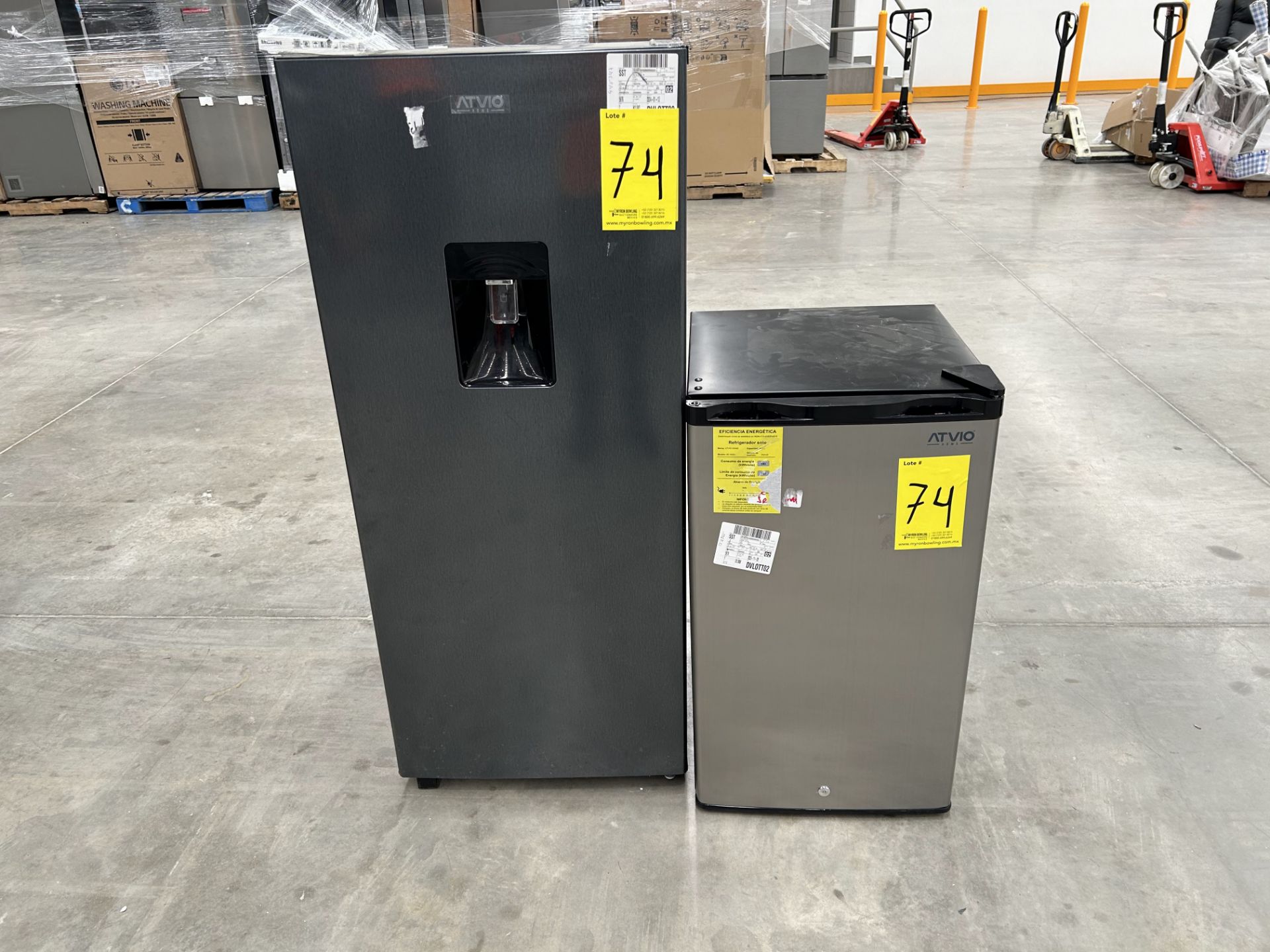 2 refrigeradores contiene: 1 refrigerador Marca ATVIO, Modelo AT66URS, Color NEGRO; 1 Frigobar Marc