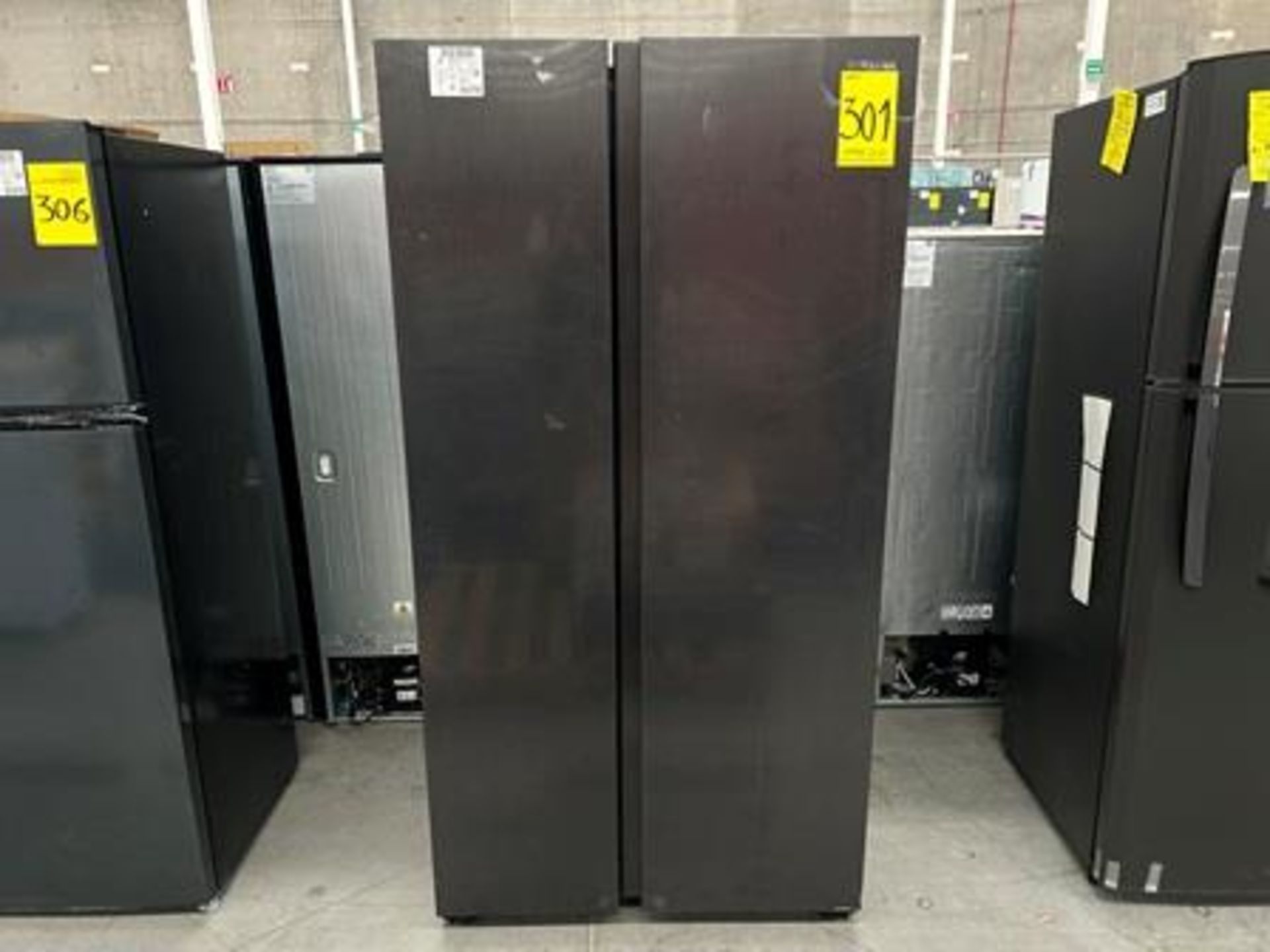 1 refrigerador Marca SAMSUNG, Modelo RS28T5B00B2, Serie 0277V, Color NEGRO (Equipo de devolución)