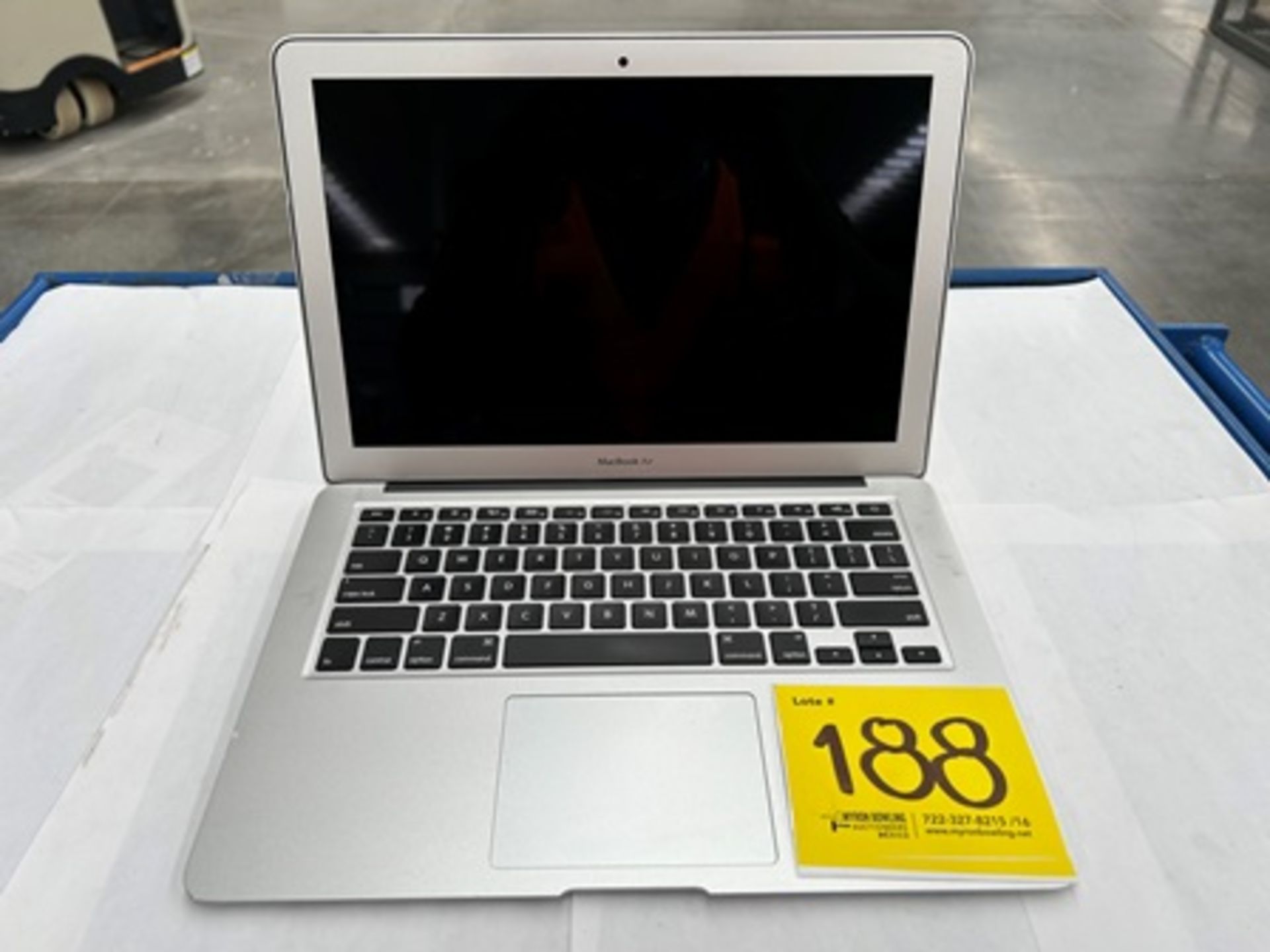 1 MacBook Air de 128 GB (No se asegura su funcionamiento, favor de inspeccionar)