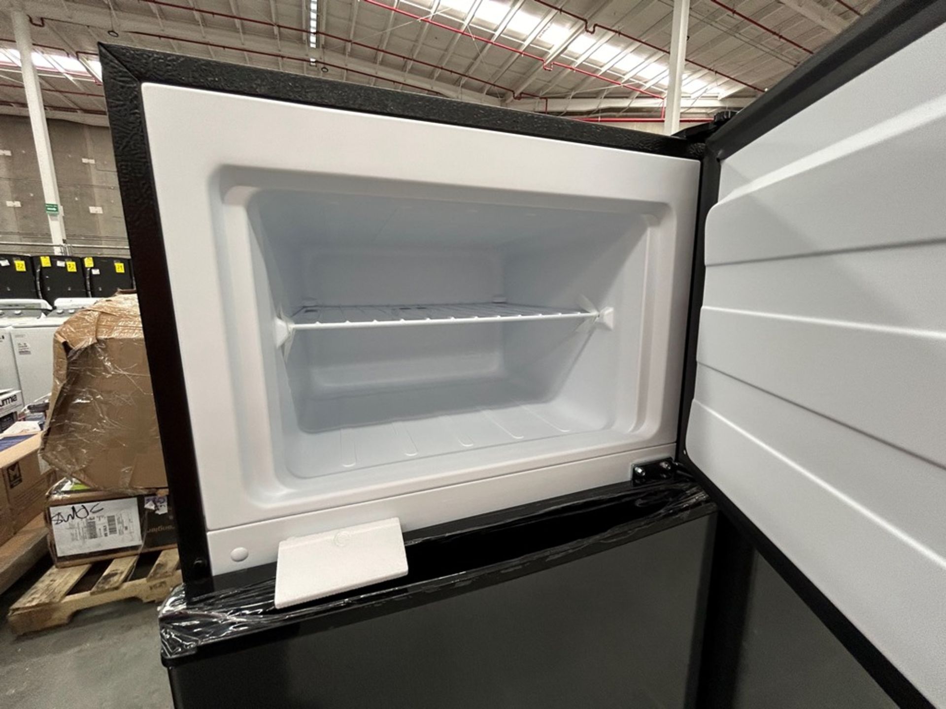 2 refrigeradores contiene: 1 refrigerador Marca ATVIO, Modelo AT73TMS, Color NEGRO; 1 refrigerador - Image 4 of 8