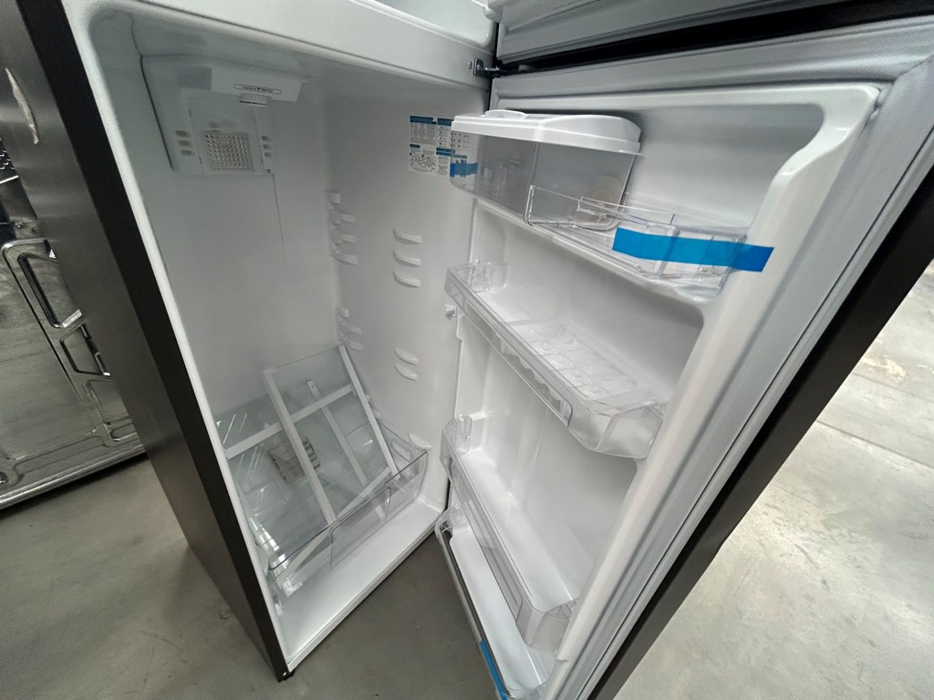 2 refrigeradores contiene: 1 refrigerador con dispensador de agua Marca MABE, Modelo RMA300FJMRD, S - Image 5 of 8