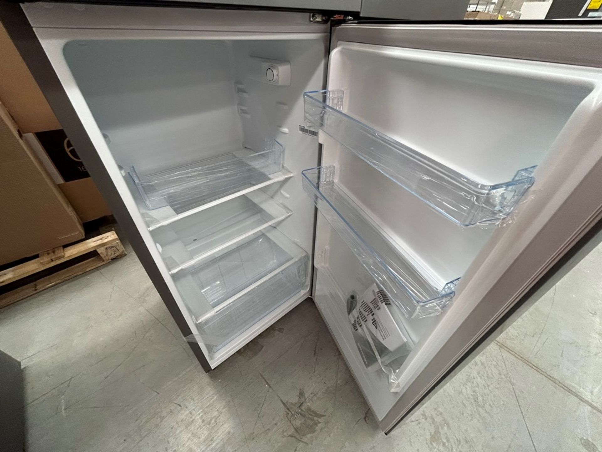 2 refrigeradores contiene: 1 refrigerador Marca HISENSE, Modelo RT80D6AGX, Color NEGRO; 1 refrigera - Image 5 of 8