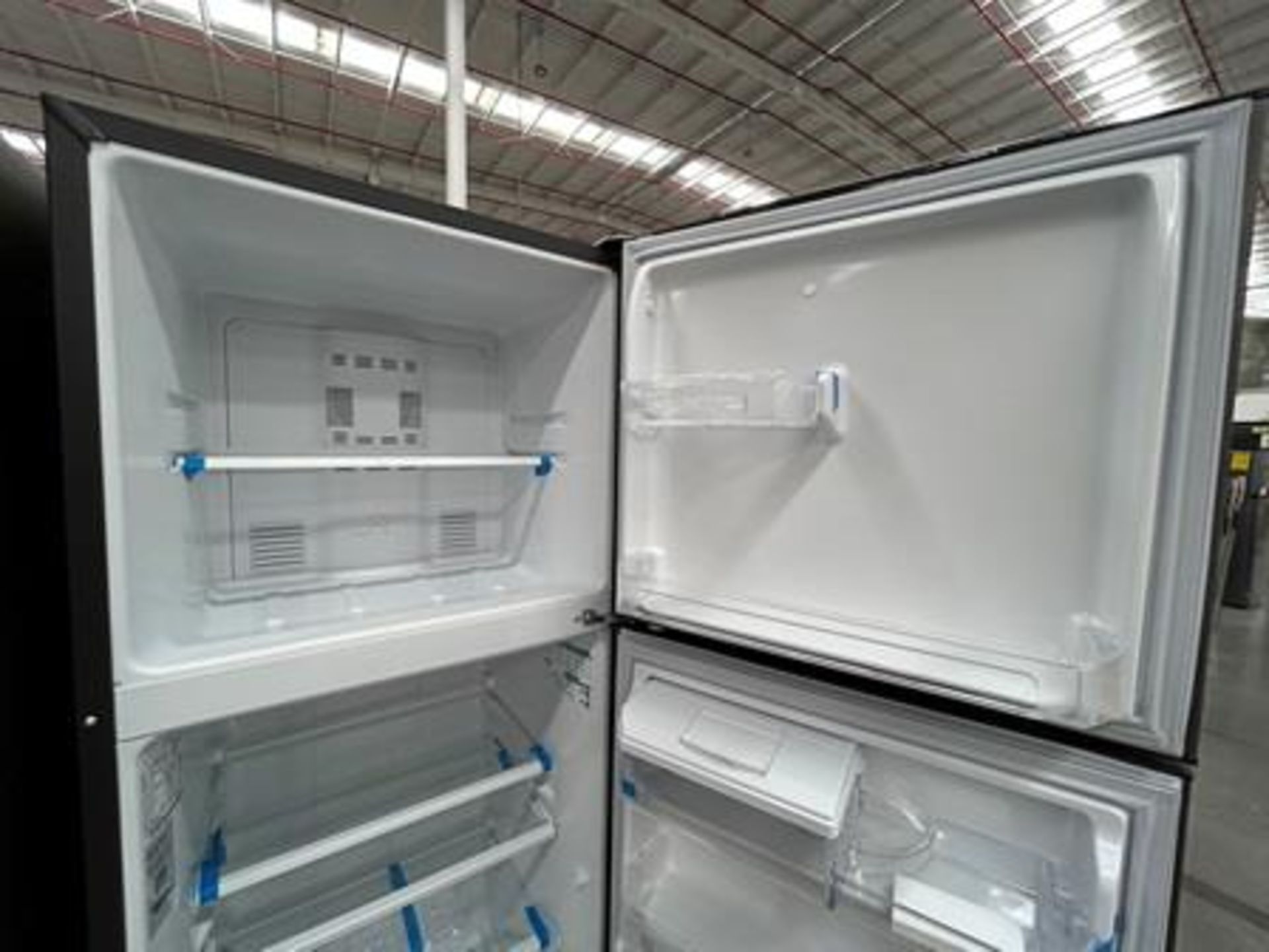 2 refrigeradores contiene: 1 refrigerador con dispensador de agua Marca MABE, Modelo RMA300FJMRD, S - Image 7 of 8