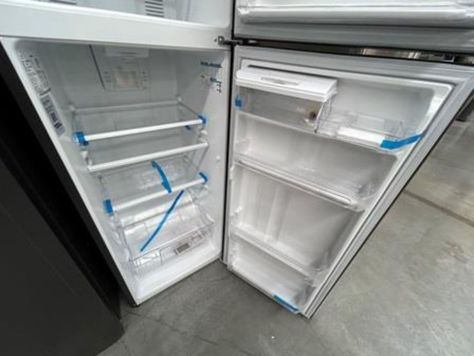 2 refrigeradores contiene: 1 refrigerador con dispensador de agua Marca MABE, Modelo RMA300FJMRD, S - Image 6 of 8