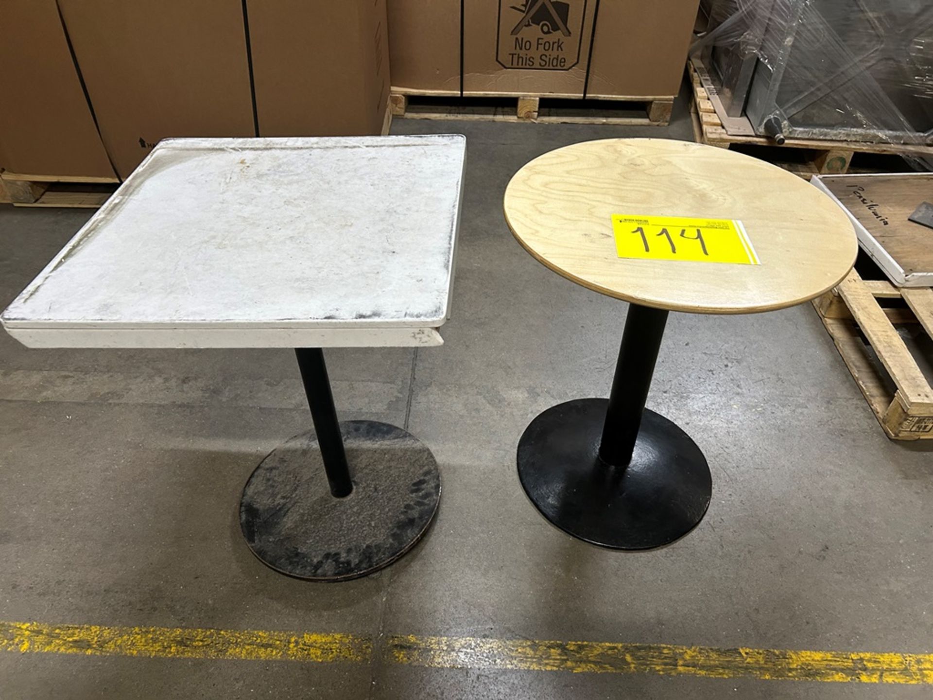 Lote de 4 mesas; 2 mesas redondas de madera con base de metal color BLANCO, Medidas 60cm de diámetr - Image 2 of 4