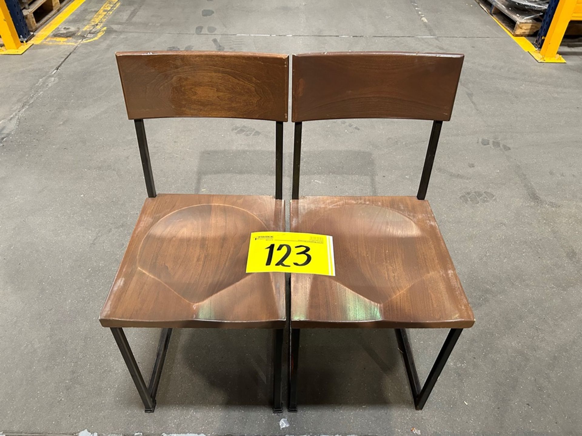 6 sillas en acero/madera color negro/café medidas 48 cm x 41 cm x 87 cm (Equipo usado) - Image 4 of 5