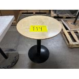Lote de 4 mesas; 2 mesas redondas de madera con base de metal color BLANCO, Medidas 60cm de diámetr
