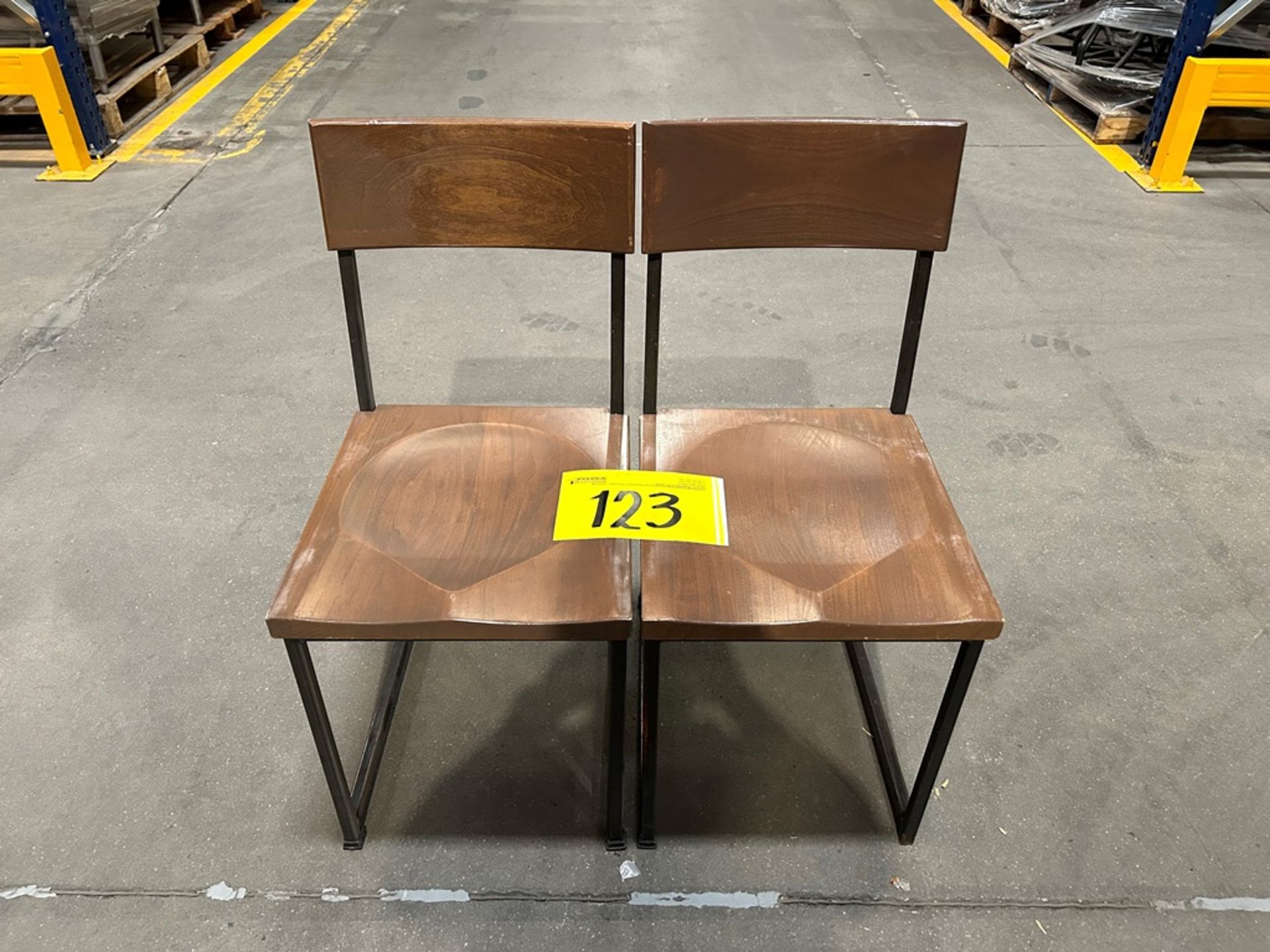 6 sillas en acero/madera color negro/café medidas 48 cm x 41 cm x 87 cm (Equipo usado)