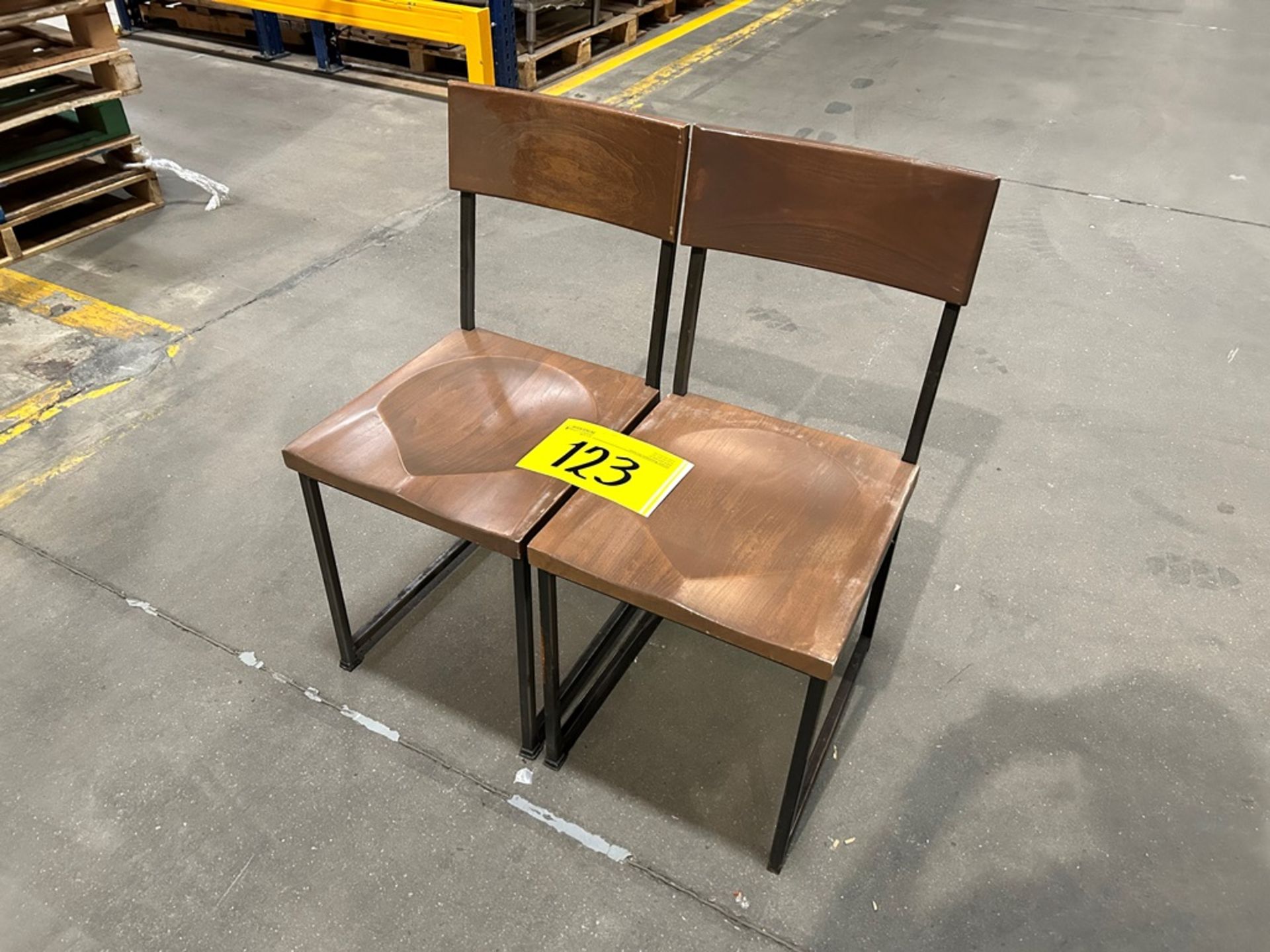 6 sillas en acero/madera color negro/café medidas 48 cm x 41 cm x 87 cm (Equipo usado) - Image 2 of 5
