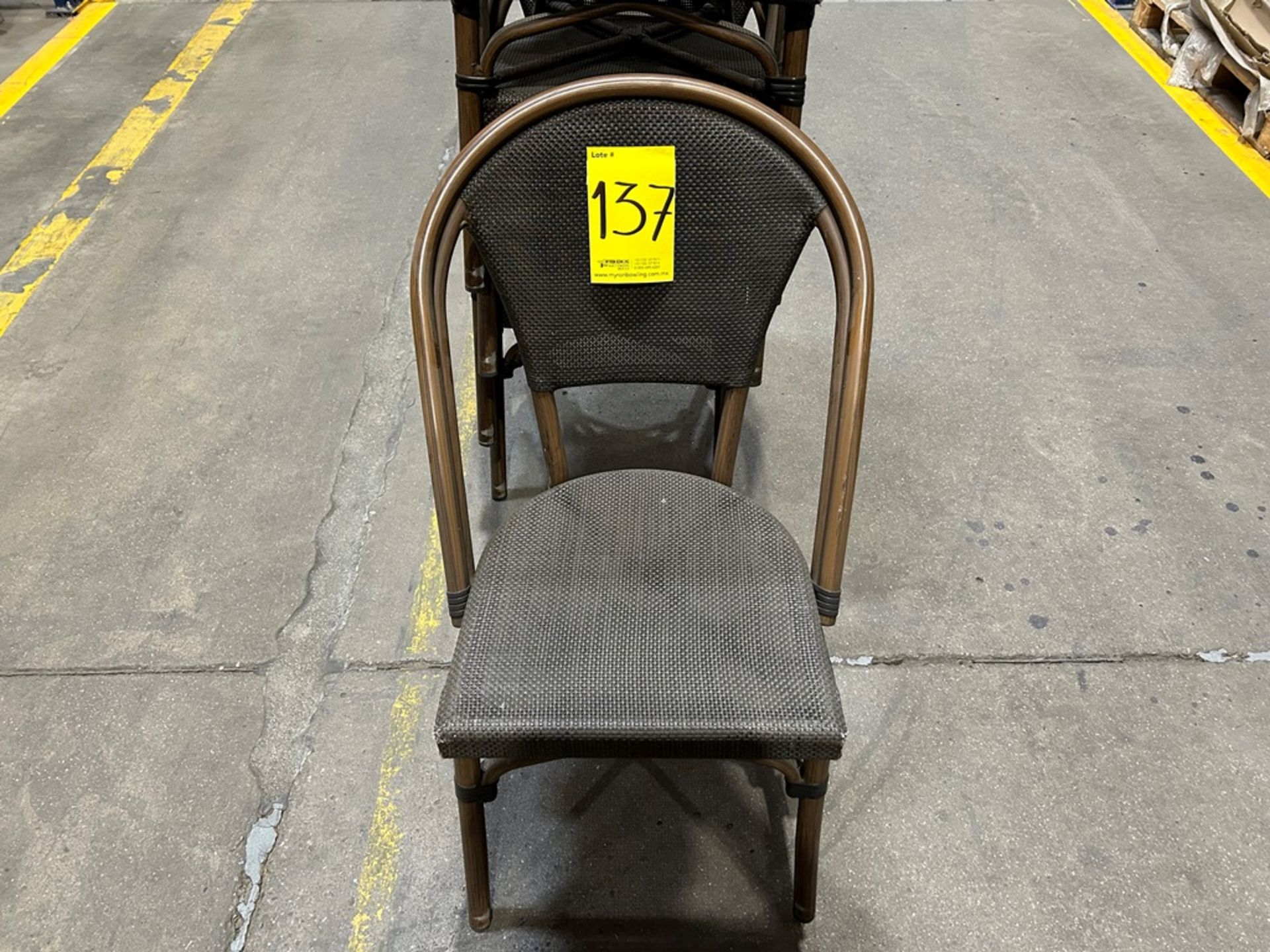 5 sillas de madera con tela tipo ratán, color café y gris (Equipo usado) - Image 4 of 5