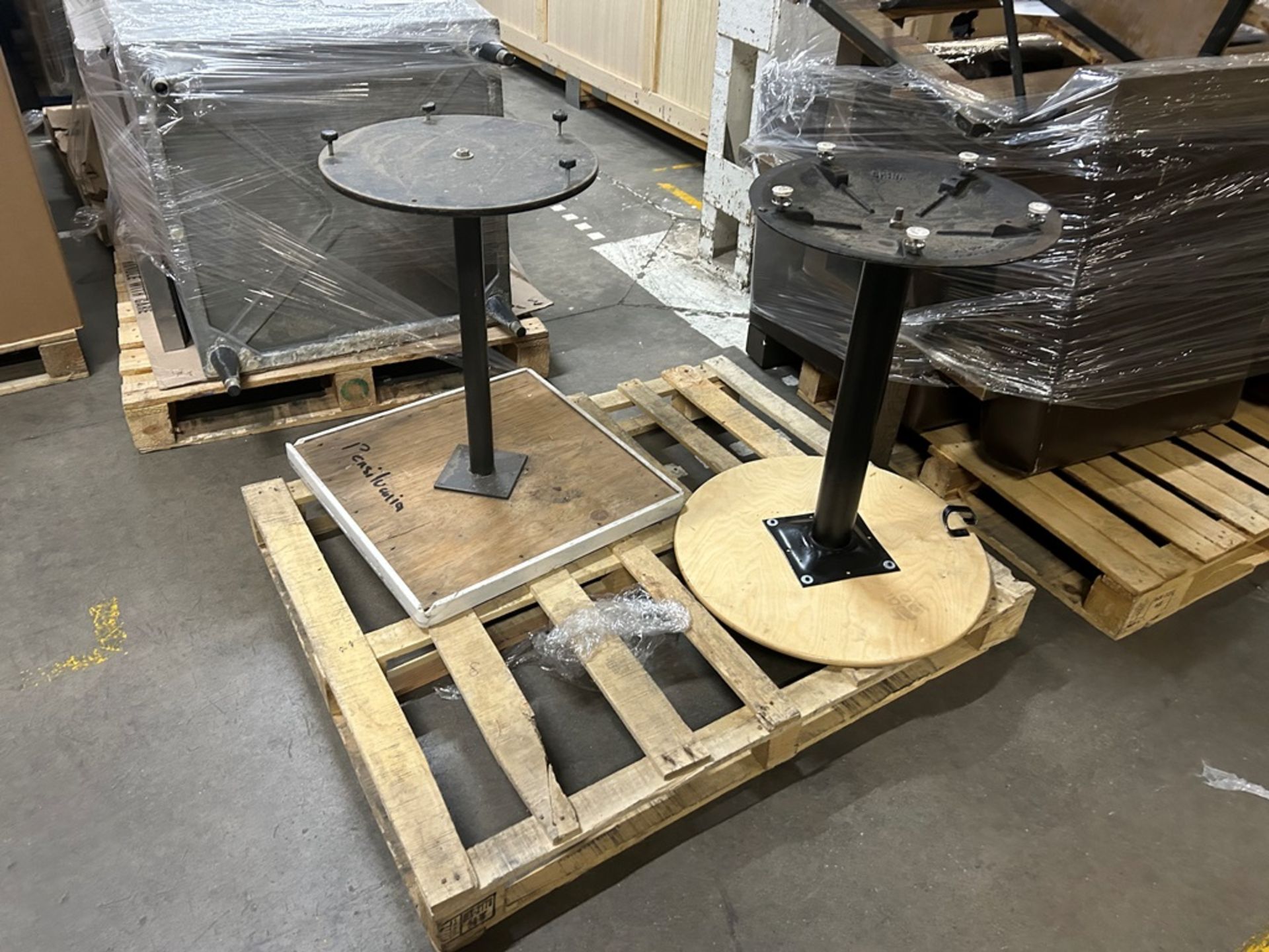 Lote de 4 mesas; 2 mesas redondas de madera con base de metal color BLANCO, Medidas 60cm de diámetr - Image 3 of 4