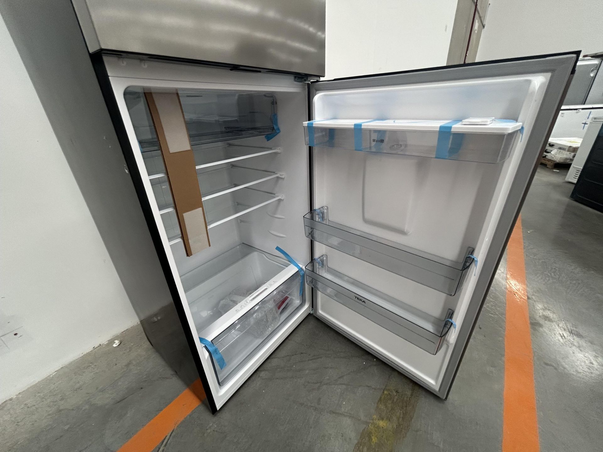 (NUEVO) Refrigerador con dispensador de agua Marca TEKA, Modelo RTF34700SSMX, Serie 070185, Color G - Image 4 of 5