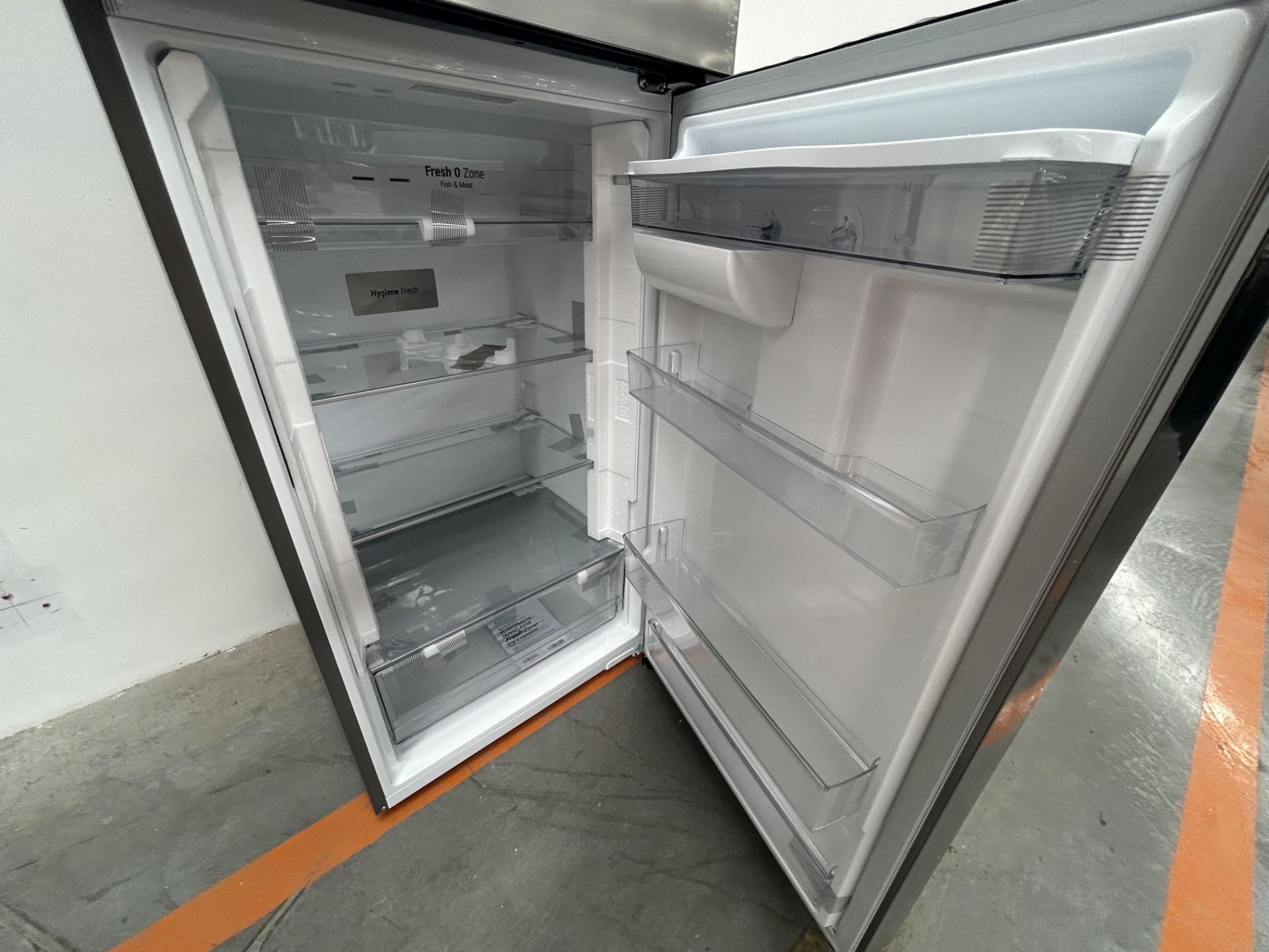 (NUEVO) Refrigerador con dispensador de agua Marca LG, Modelo VT40AWP, Serie L1S381, Color GRIS - Image 4 of 5