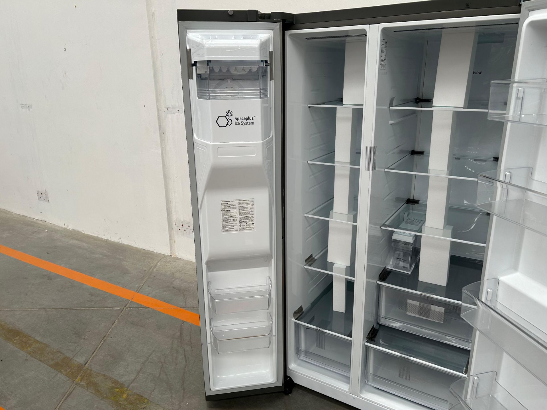 (NUEVO) Refrigerador con dispensador de agua Marca LG, Modelo VS27LNIP, Serie 27526, Color GRIS - Image 6 of 8