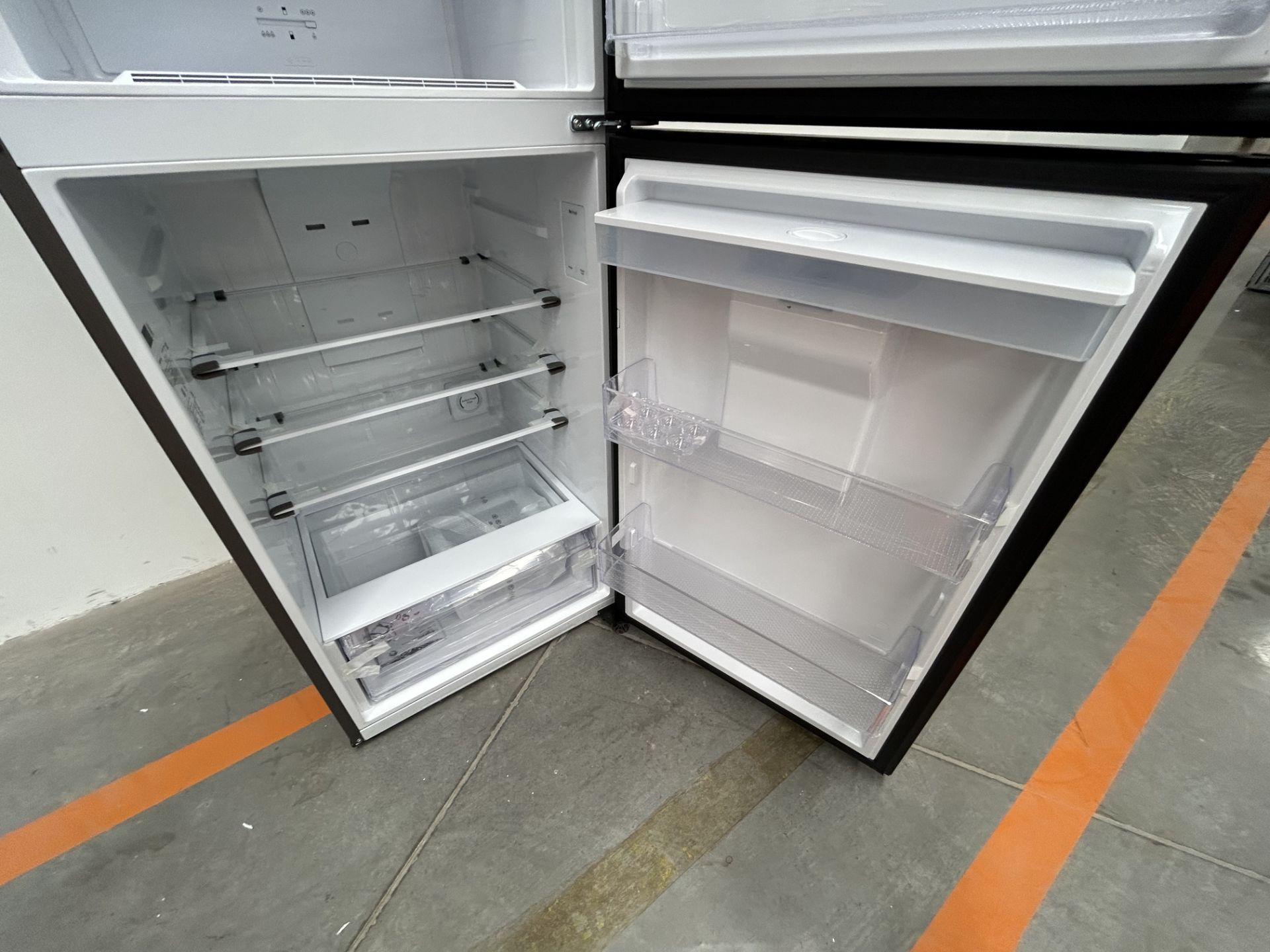 (NUEVO) Refrigerador con dispensador de agua Marca SAMSUNG, Modelo RT44A6344B1, Serie 9344M, Color - Image 5 of 5