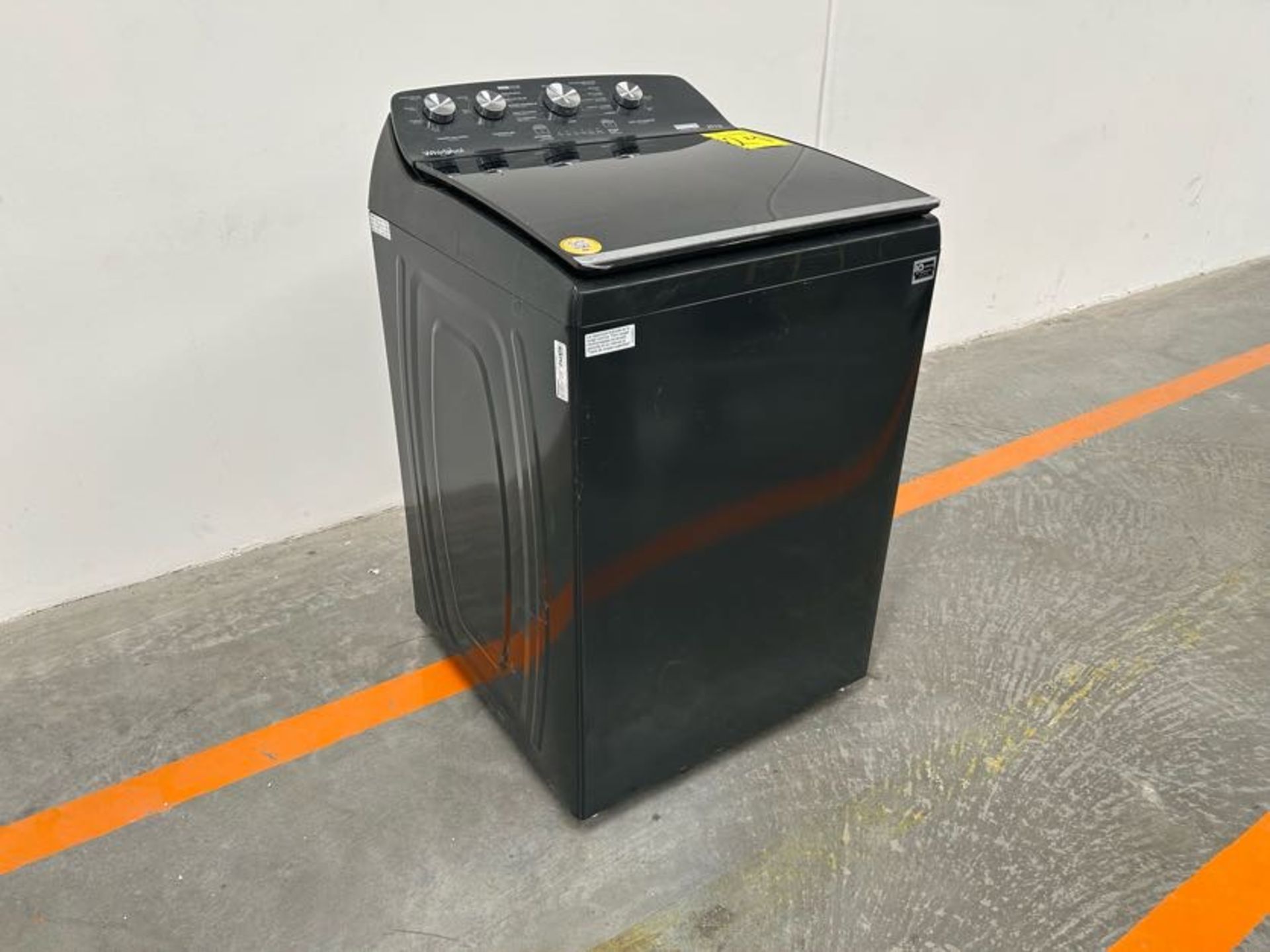 (NUEVO) Lavadora de 20 KG Marca WHIRLPOOL, Modelo 8MWTW2024WLGO, Serie 194512, Color NEGRO - Image 3 of 5