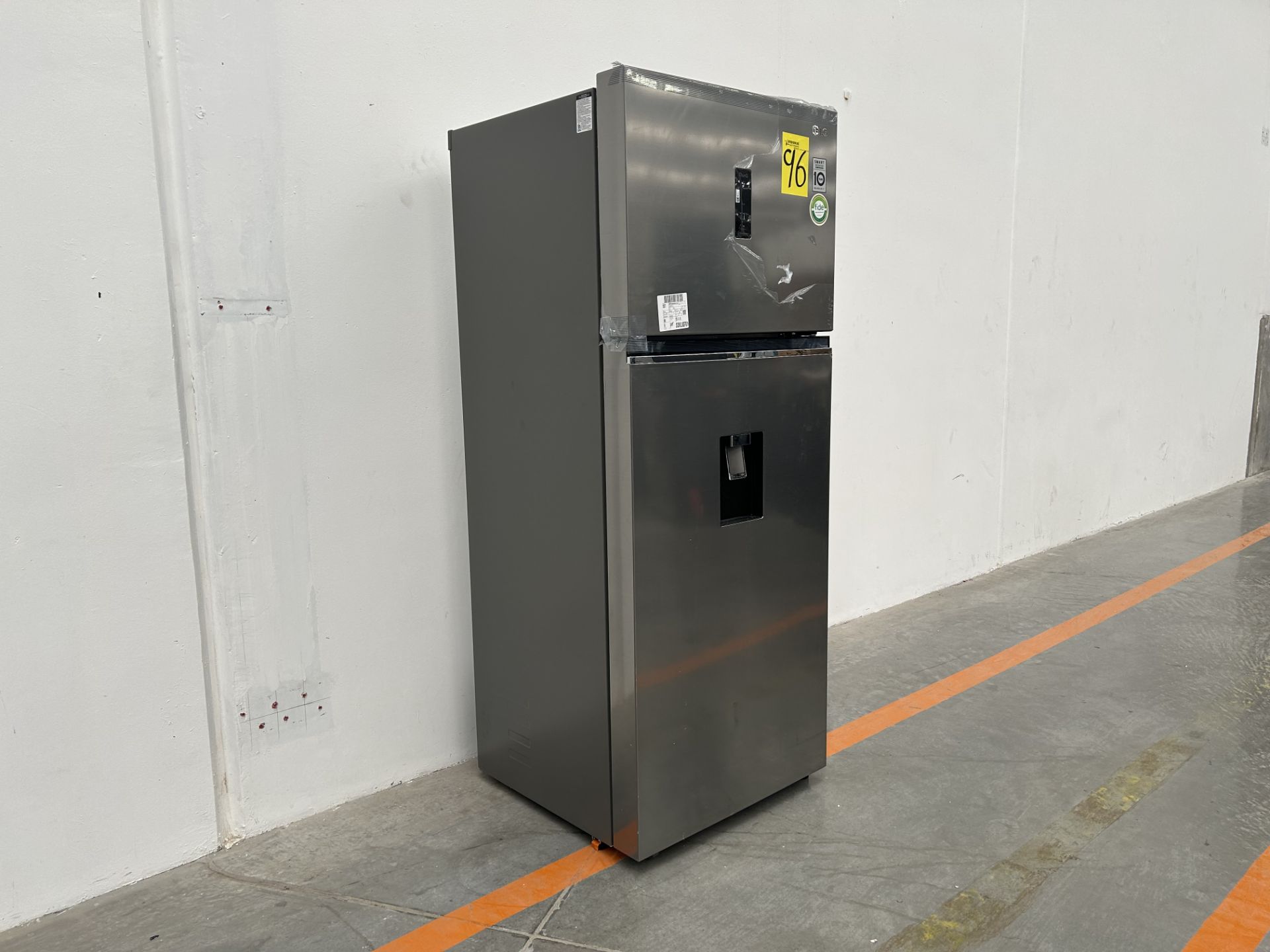 (NUEVO) Refrigerador con dispensador de agua Marca LG, Modelo VT40AWP, Serie L1S381, Color GRIS - Image 2 of 5
