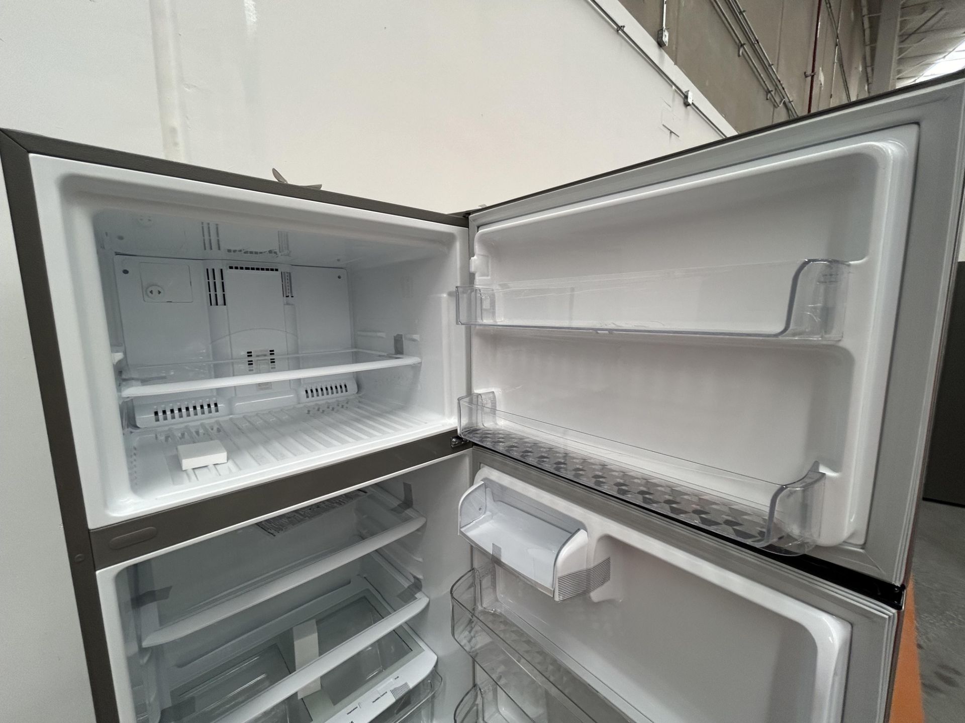 (NUEVO) Refrigerador Marca LG, Modelo LT57BPSX, Serie 1N111, Color GRIS - Image 4 of 5