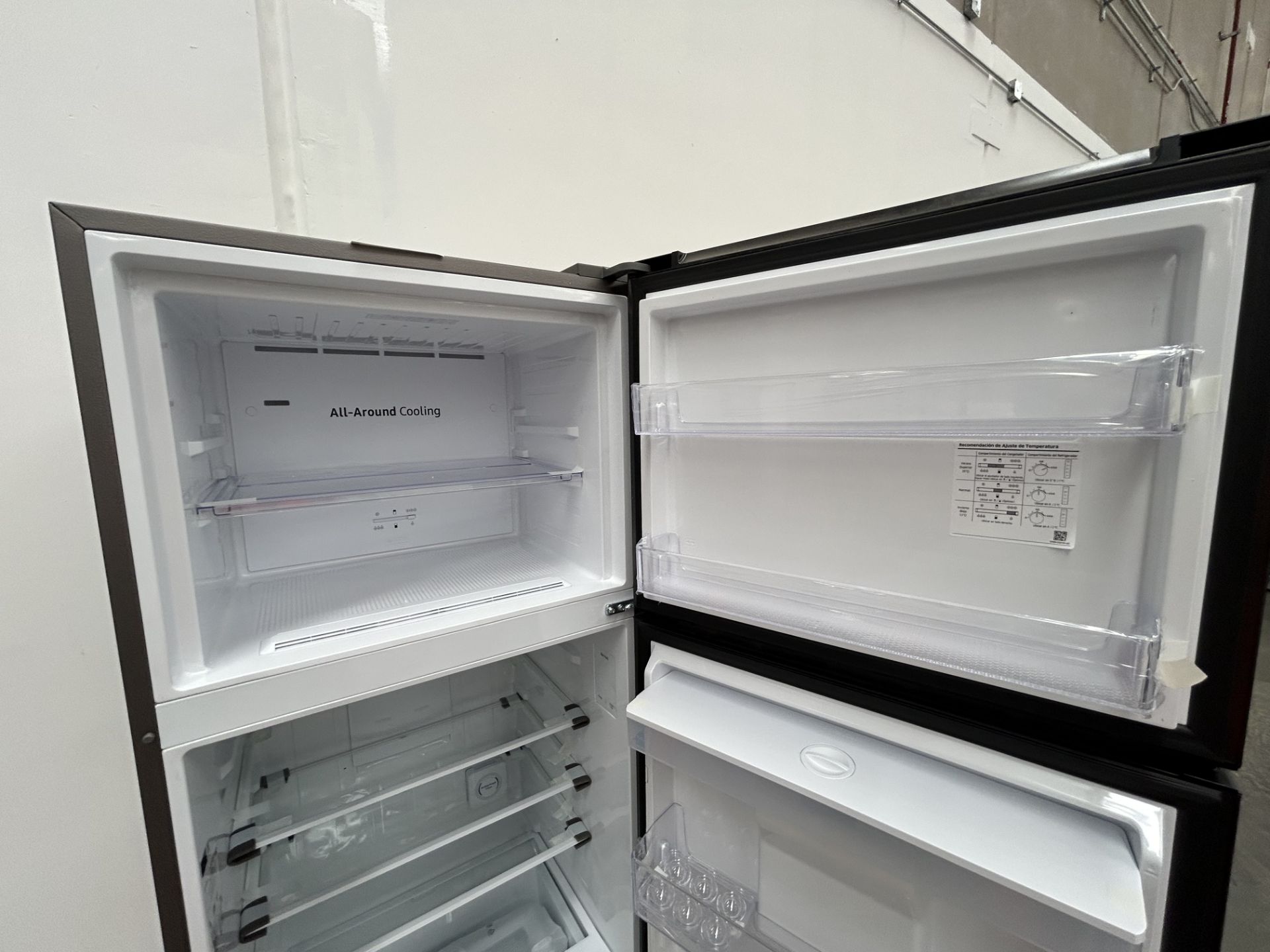 (NUEVO) Refrigerador con dispensador de agua Marca SAMSUNG, Modelo RT44A6344B1, Serie 9344M, Color - Image 4 of 5