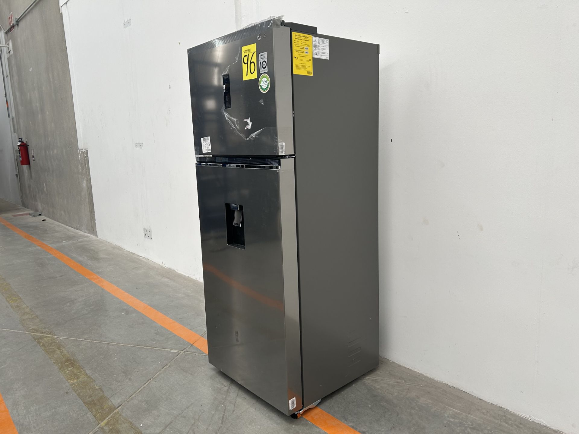 (NUEVO) Refrigerador con dispensador de agua Marca LG, Modelo VT40AWP, Serie L1S381, Color GRIS - Image 3 of 5