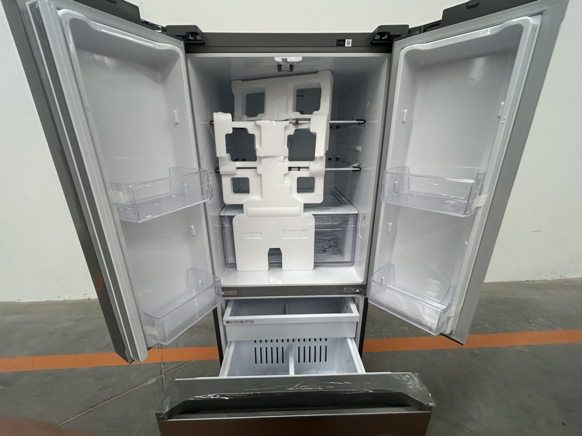 (NUEVO) Refrigerador Marca SAMSUNG, Modelo RF22A4010S9, Serie 1844T, Color GRIS - Image 4 of 4