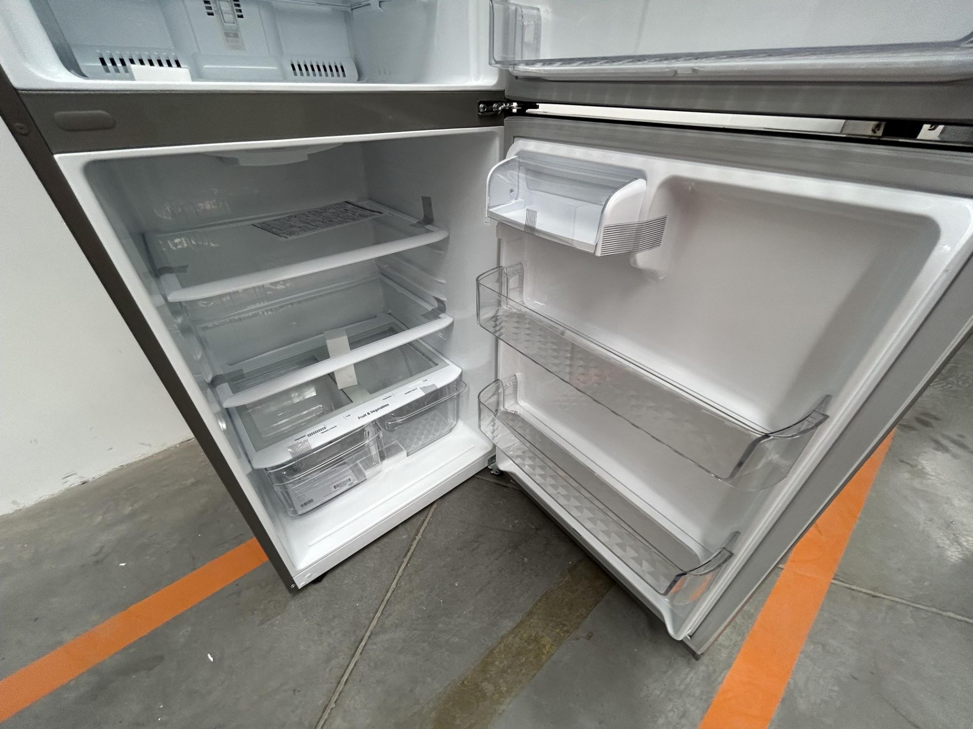 (NUEVO) Refrigerador Marca LG, Modelo LT57BPSX, Serie 1N111, Color GRIS - Image 5 of 5