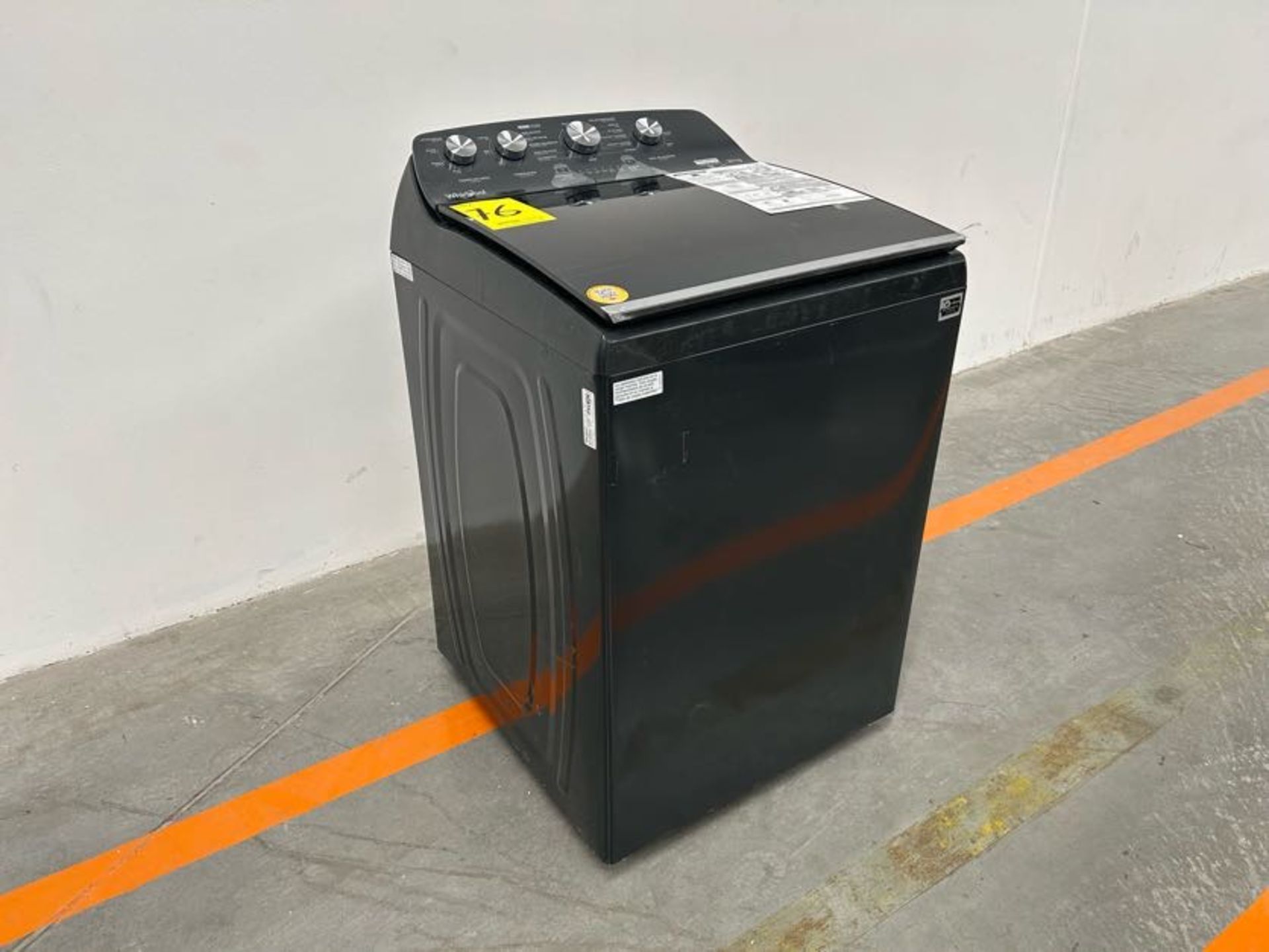 (NUEVO) Lavadora de 20 KG Marca WHIRLPOOL, Modelo 8MWTW2024WLGO, Serie 03645, Color NEGRO - Image 3 of 5