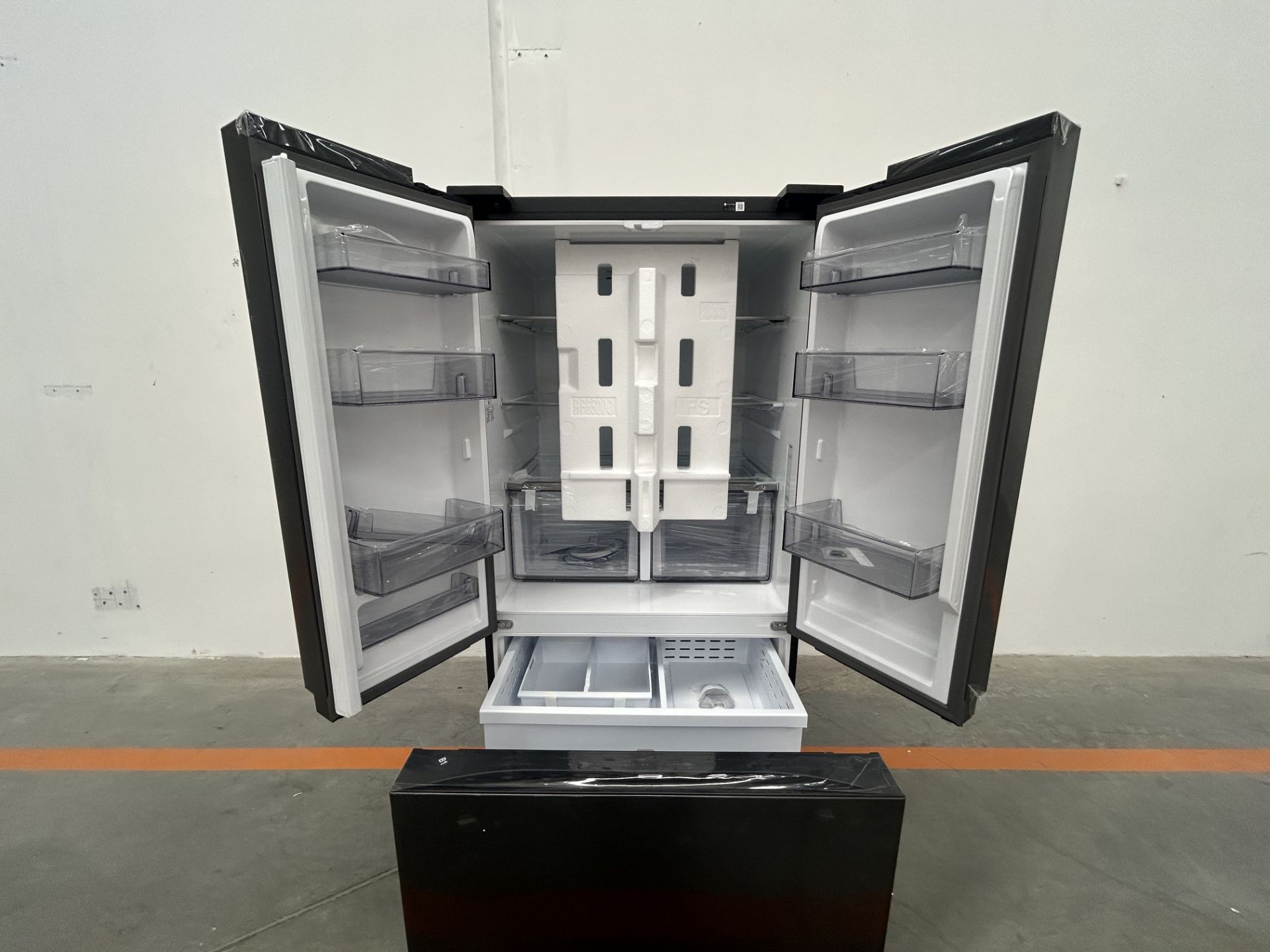 (NUEVO) Refrigerador Marca SAMSUNG, Modelo RF32CGN10B1EM, Serie 0639P, Color NEGRO - Image 4 of 4