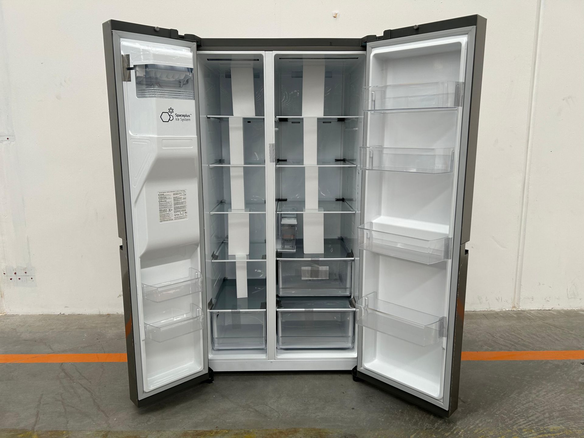 (NUEVO) Refrigerador con dispensador de agua Marca LG, Modelo VS27LNIP, Serie 27526, Color GRIS - Image 4 of 8
