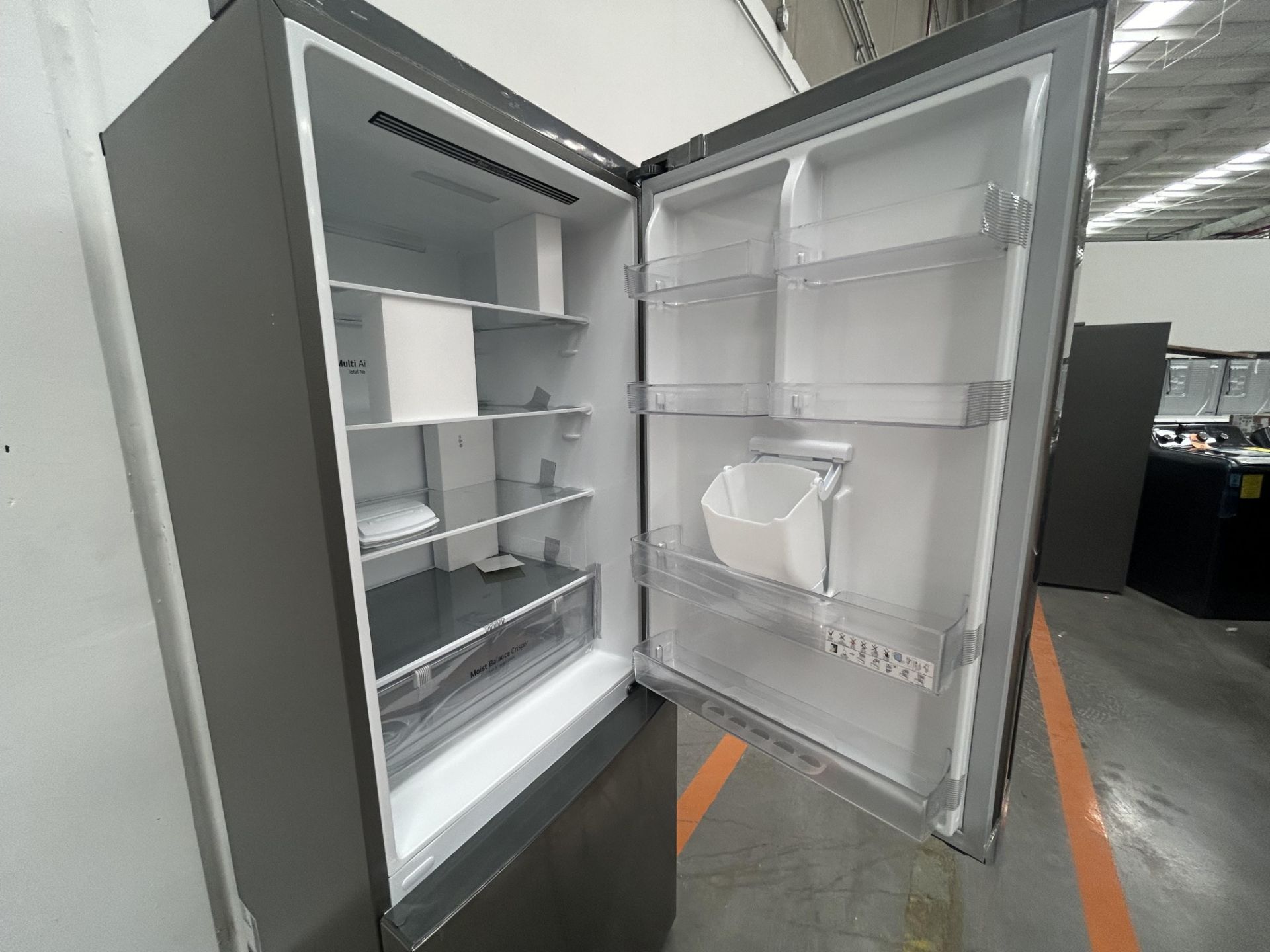 (NUEVO) Refrigerador con dispensador de agua Marca LG, Modelo GB45SPP, Serie 2M874, Color GRIS - Image 4 of 5