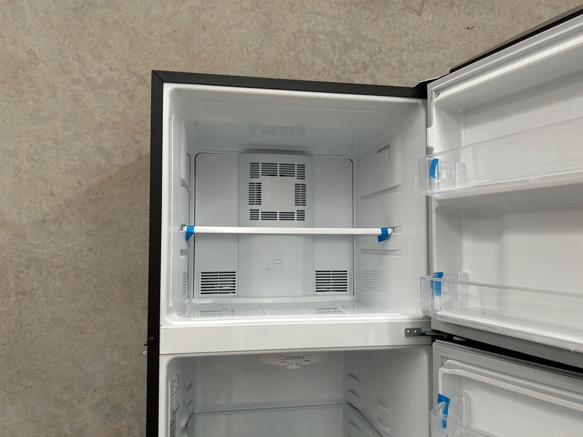 Lote de 2 Refrigeradores contiene: 1 Refrigerador Marca MABE, Modelo RME360PVMRM0, Serie 21969, Col - Image 7 of 15