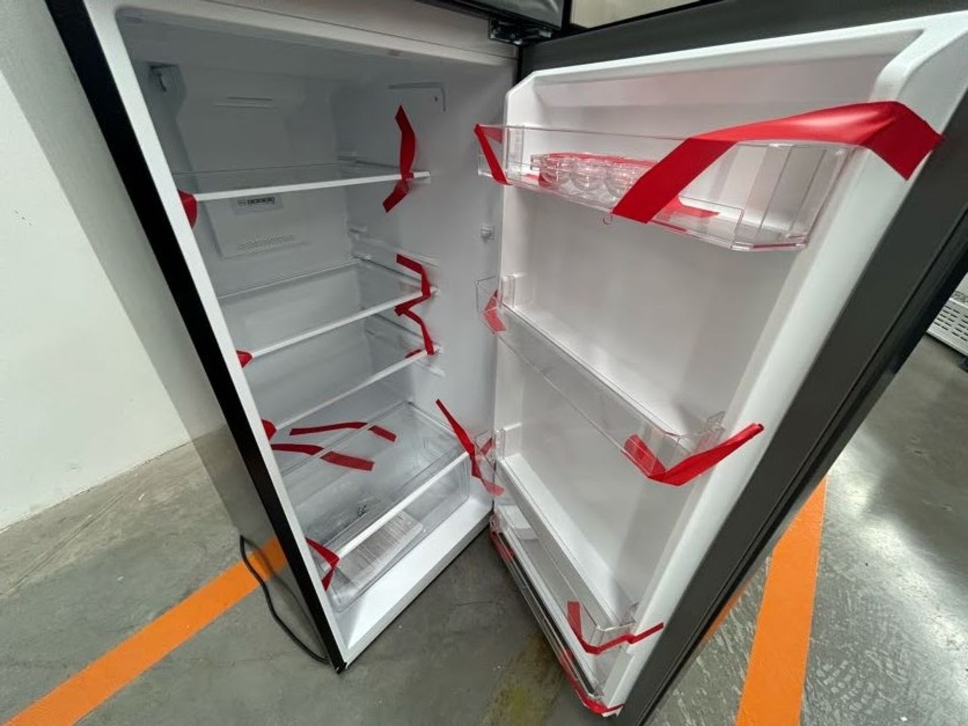 Lote de 2 Refrigeradores contiene: 1 Refrigerador Marca HISENSE, Modelo RT14N6FDX, Serie 70404, Col - Image 7 of 8