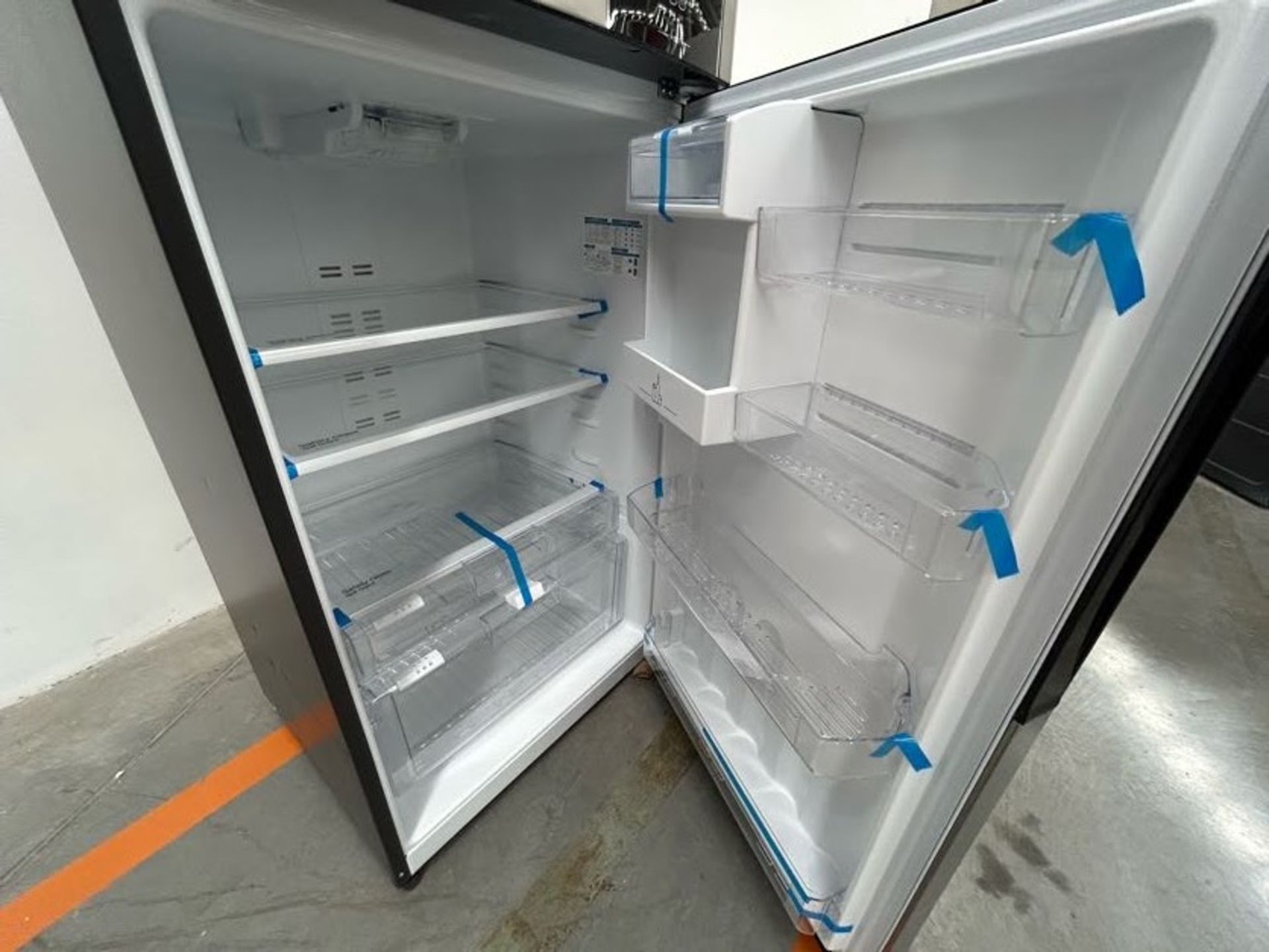 Refrigerador con dispensador de agua Marca MABE, Modelo RMS510IBMRX, Serie 03412, Color GRIS (Equip - Image 4 of 8