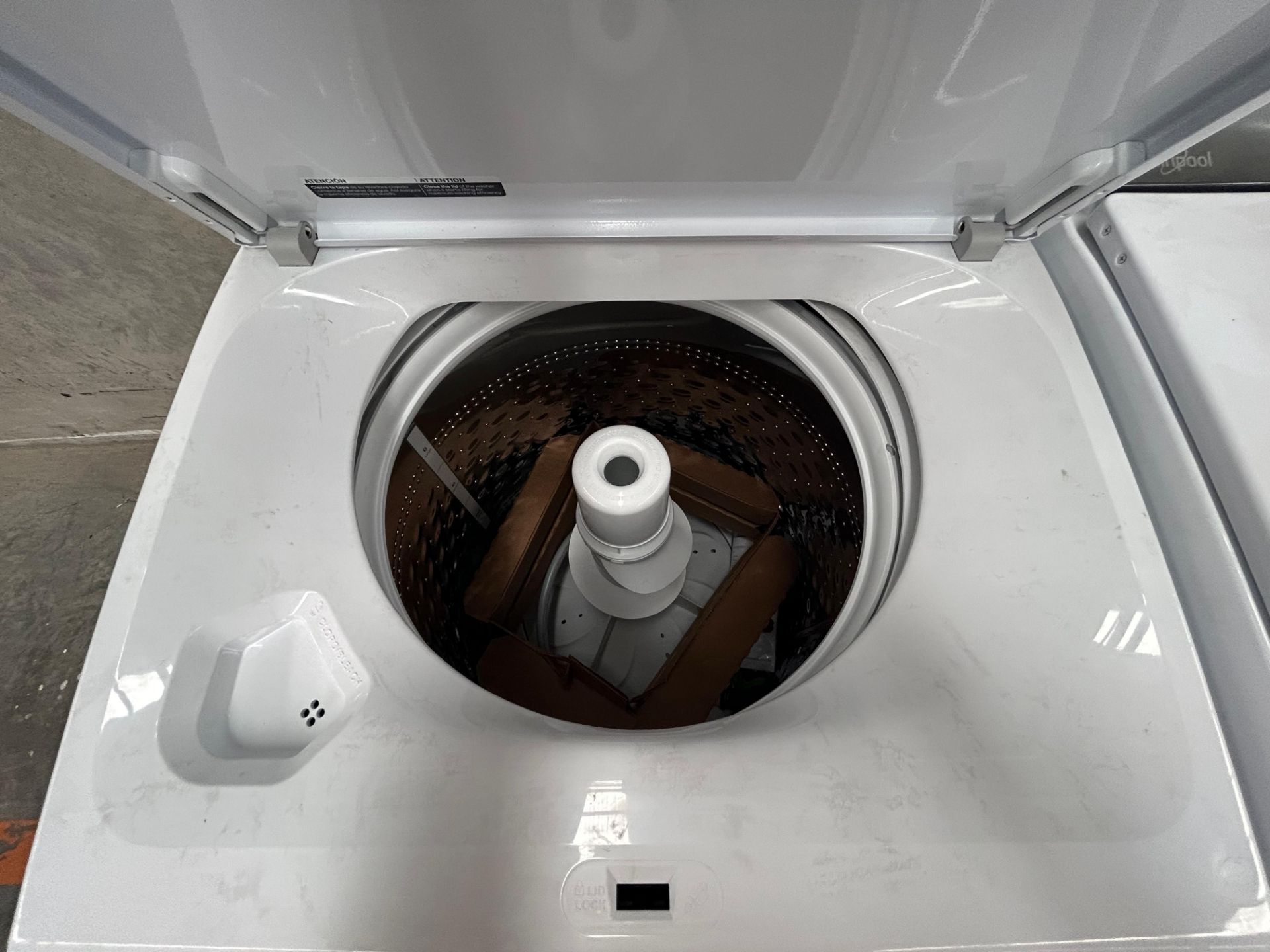 Lote de 2 lavadoras contiene: 1 Lavadora de 22 KG Marca WHIRPOOL, Modelo 8MWTW2224MPM0, Serie 70572 - Image 4 of 6