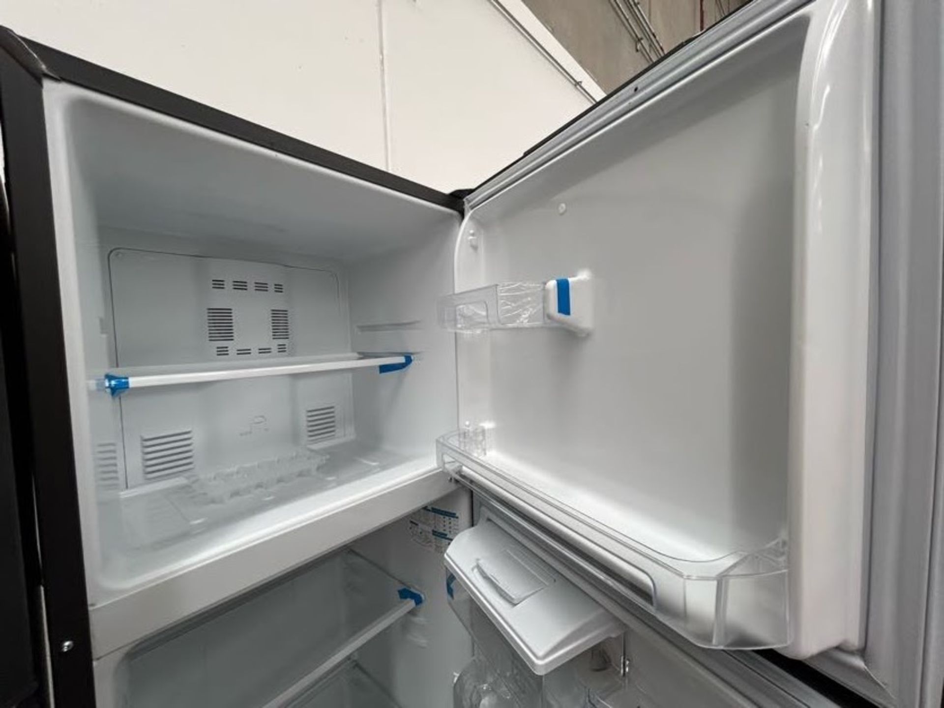 Lote de 2 Refrigeradores contiene: 1 Refrigerador con dispensador de agua Marca MABE, Modelo RMA300 - Image 4 of 8