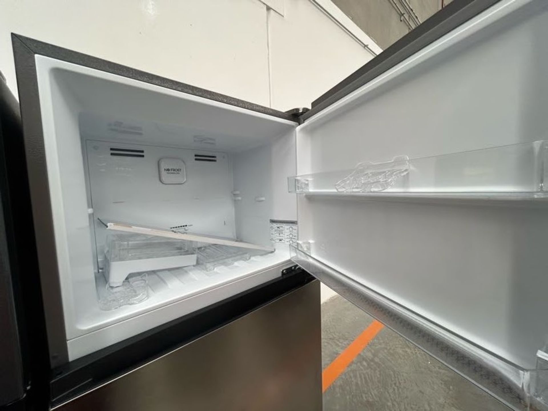 Lote de 2 Refrigeradores contiene: 1 Refrigerador Marca HISENSE, Modelo RT14N6FDX, Serie 70404, Col - Image 4 of 8