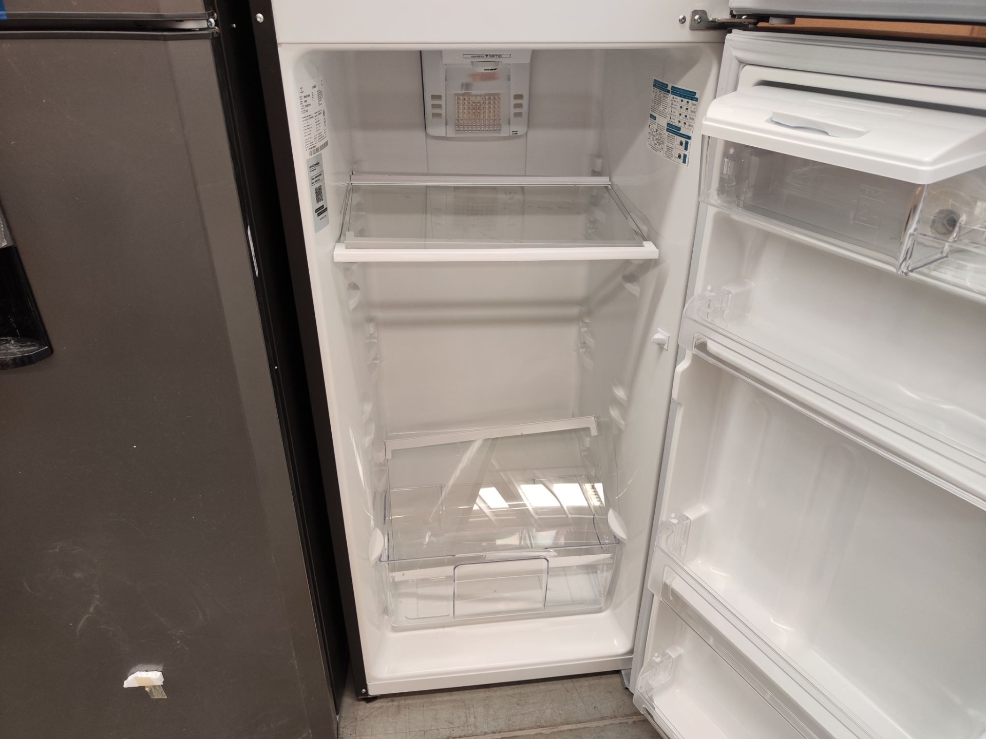 Lote de 2 Refrigeradores contine: 1 Refrigerador Marca MABE, Modelo RMA300FJMR, Serie 00346, Color - Image 11 of 14